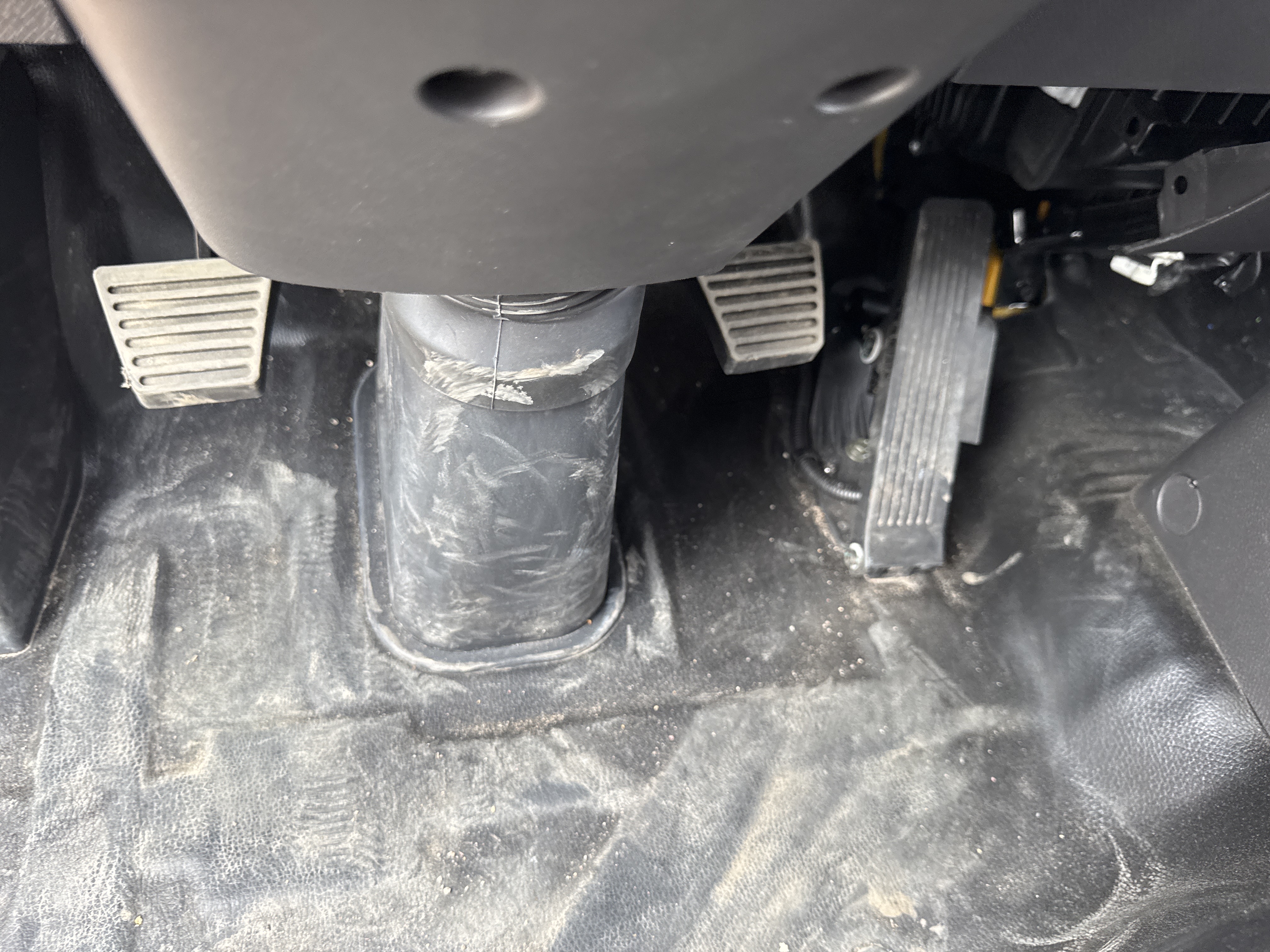 TMA-001-XCMG-GKS285-Truck-mounted-boom-lifts-inspection-Cabin-Pedals-1