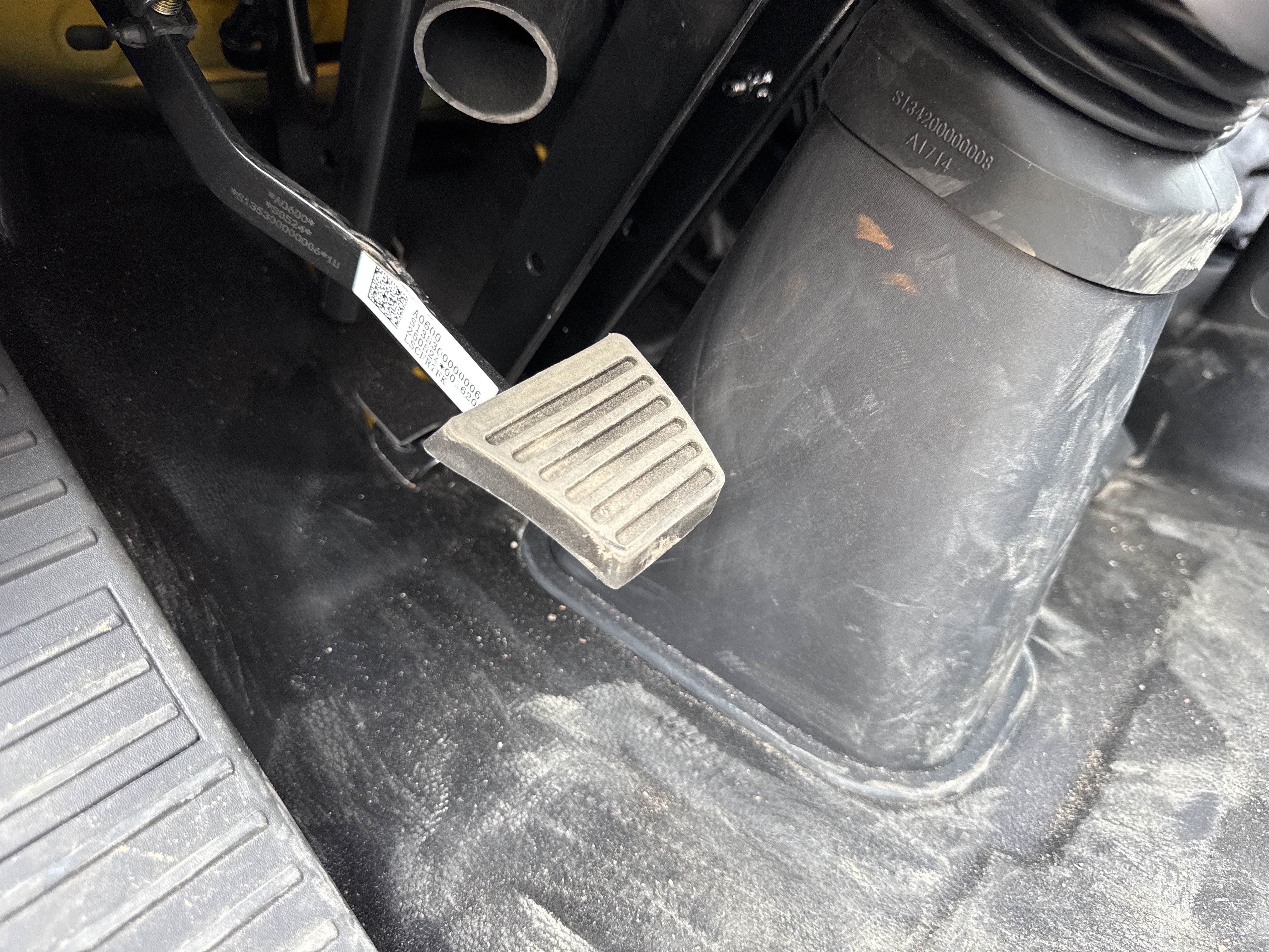 TMA-001-XCMG-GKS285-Truck-mounted-boom-lifts-inspection-Cabin-Pedals-1