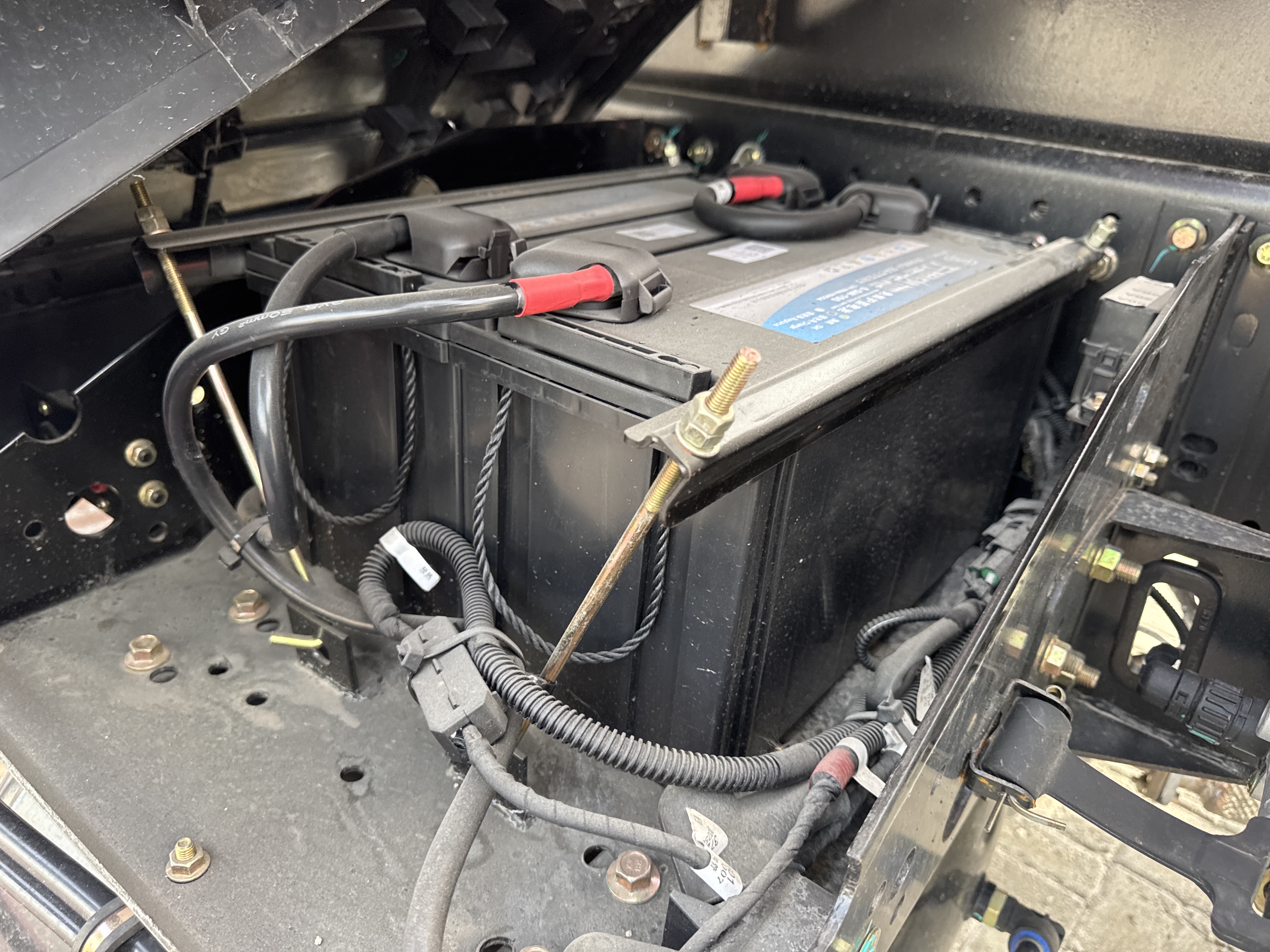 BTC-001-XCMG-SQ8ZK3Q-Boom-truck-cranes-inspection-Electronics-Battery-1
