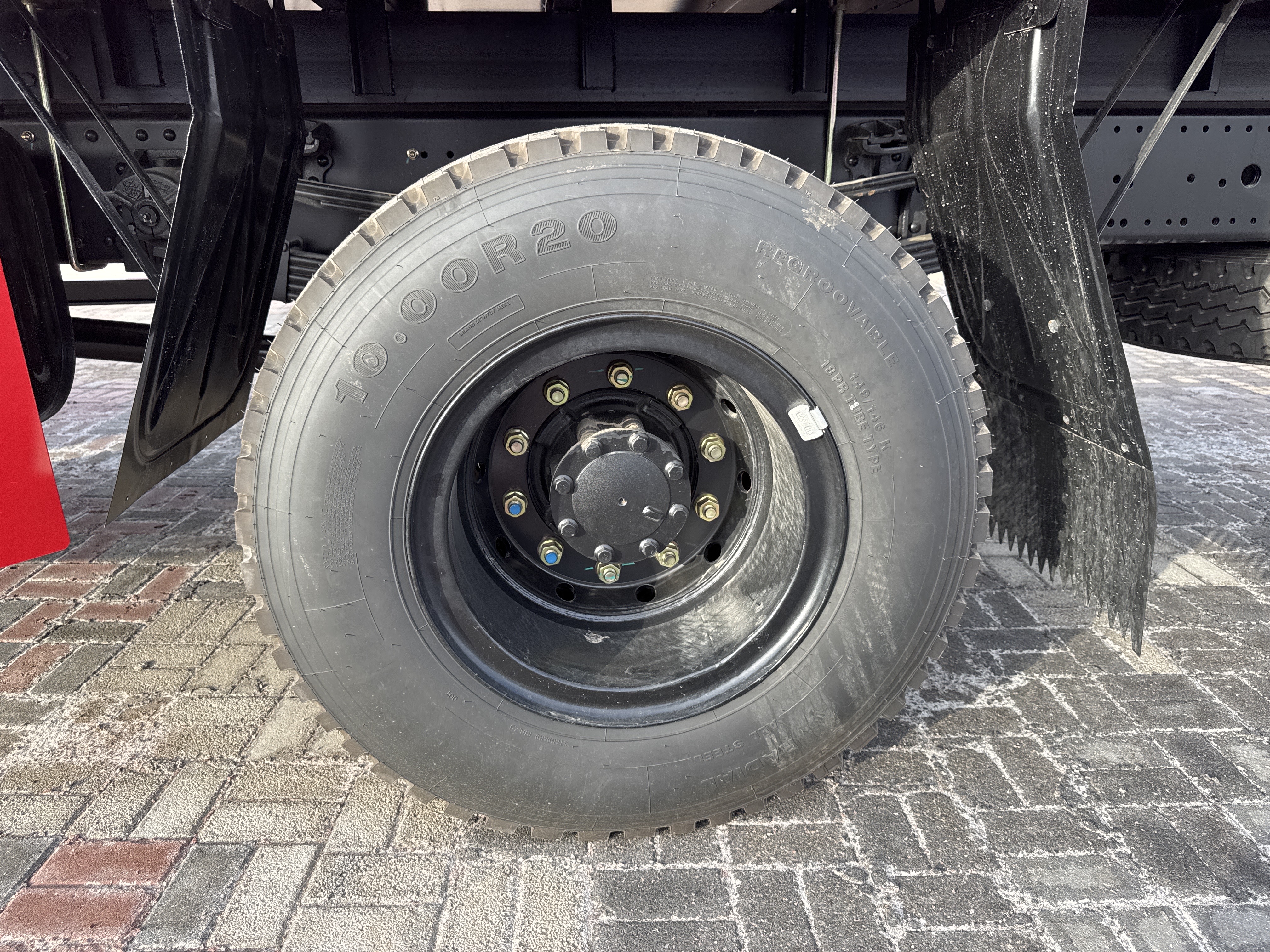 BTC-001-XCMG-SQ8ZK3Q-Boom-truck-cranes-inspection-Chassis-Left-rear-tire-/-wheel-hub---condition-1