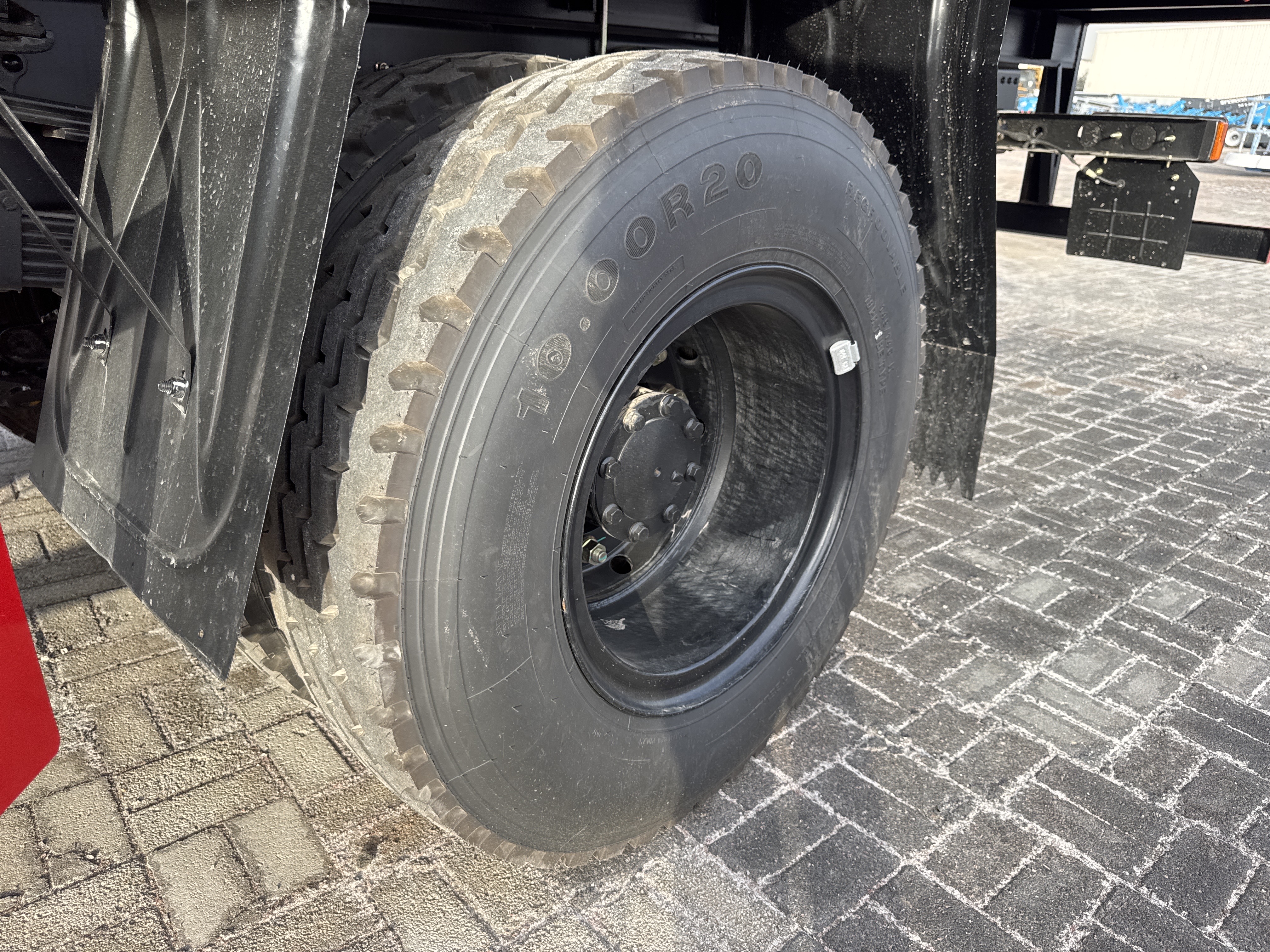 BTC-001-XCMG-SQ8ZK3Q-Boom-truck-cranes-inspection-Chassis-Left-rear-tire-/-wheel-hub---condition-1