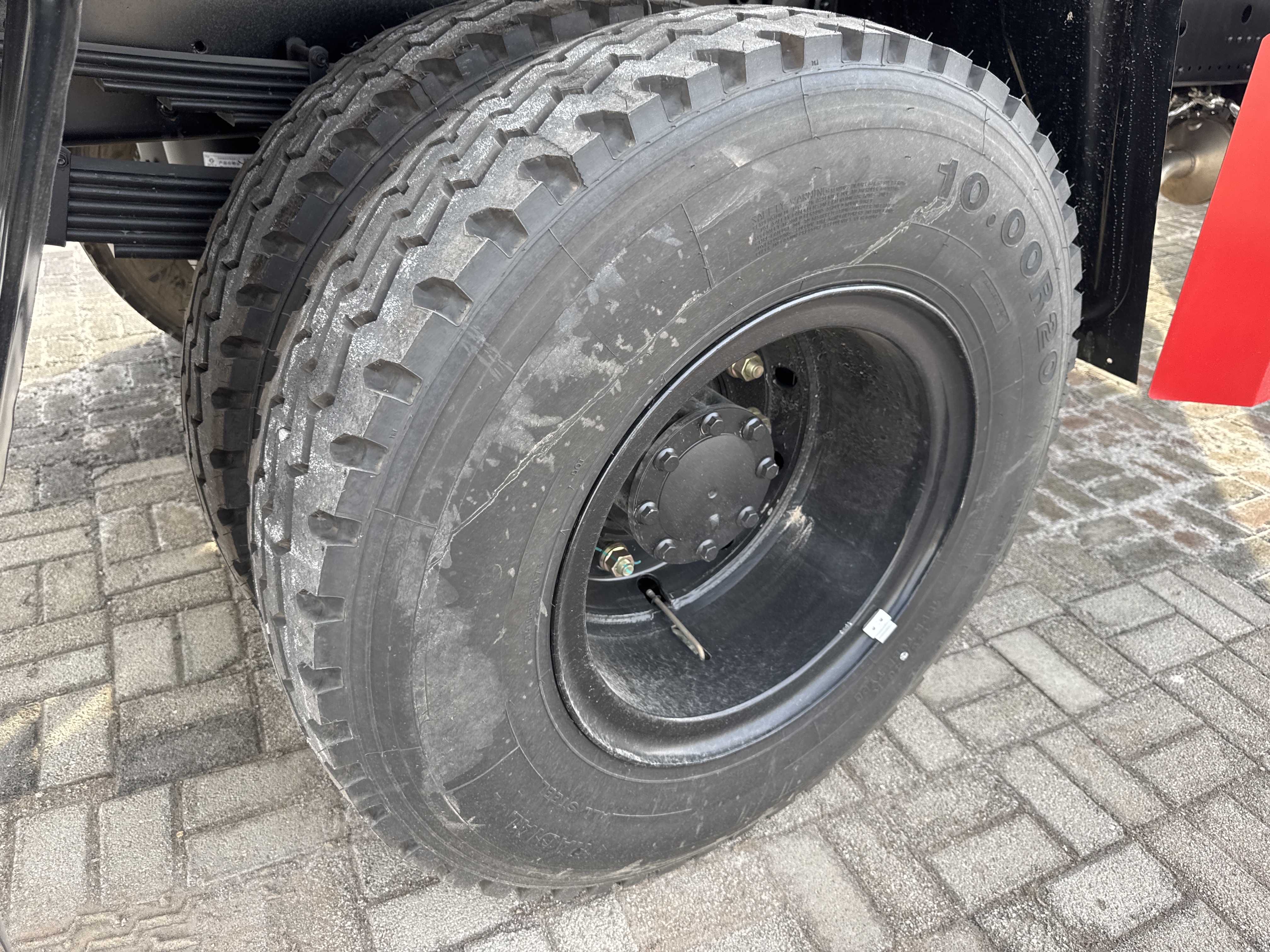 BTC-001-XCMG-SQ8ZK3Q-Boom-truck-cranes-inspection-Chassis-Right-rear-tire-/-wheel-hub---condition-1