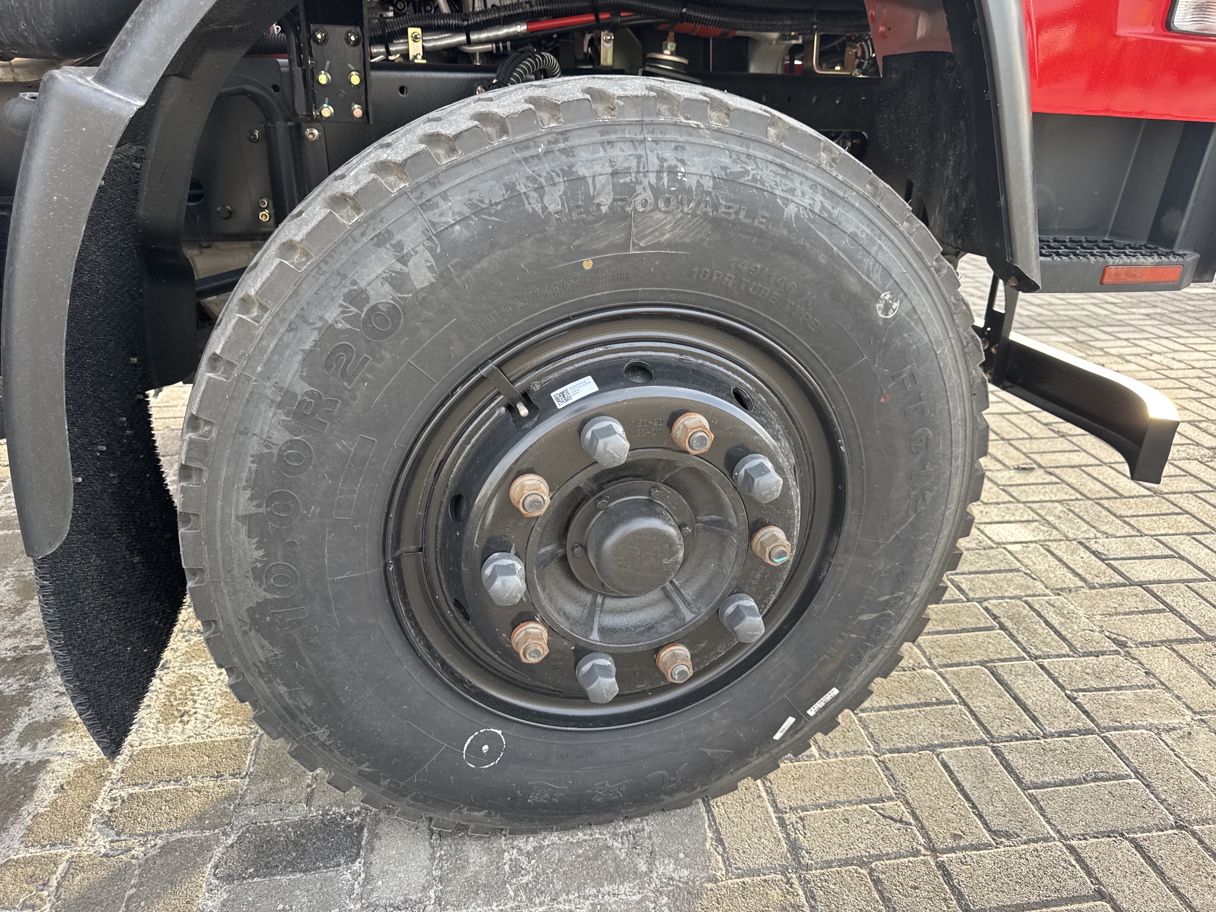 BTC-001-XCMG-SQ8ZK3Q-Boom-truck-cranes-inspection-Chassis-Right-front-tire-/-wheel-hub---condition-1
