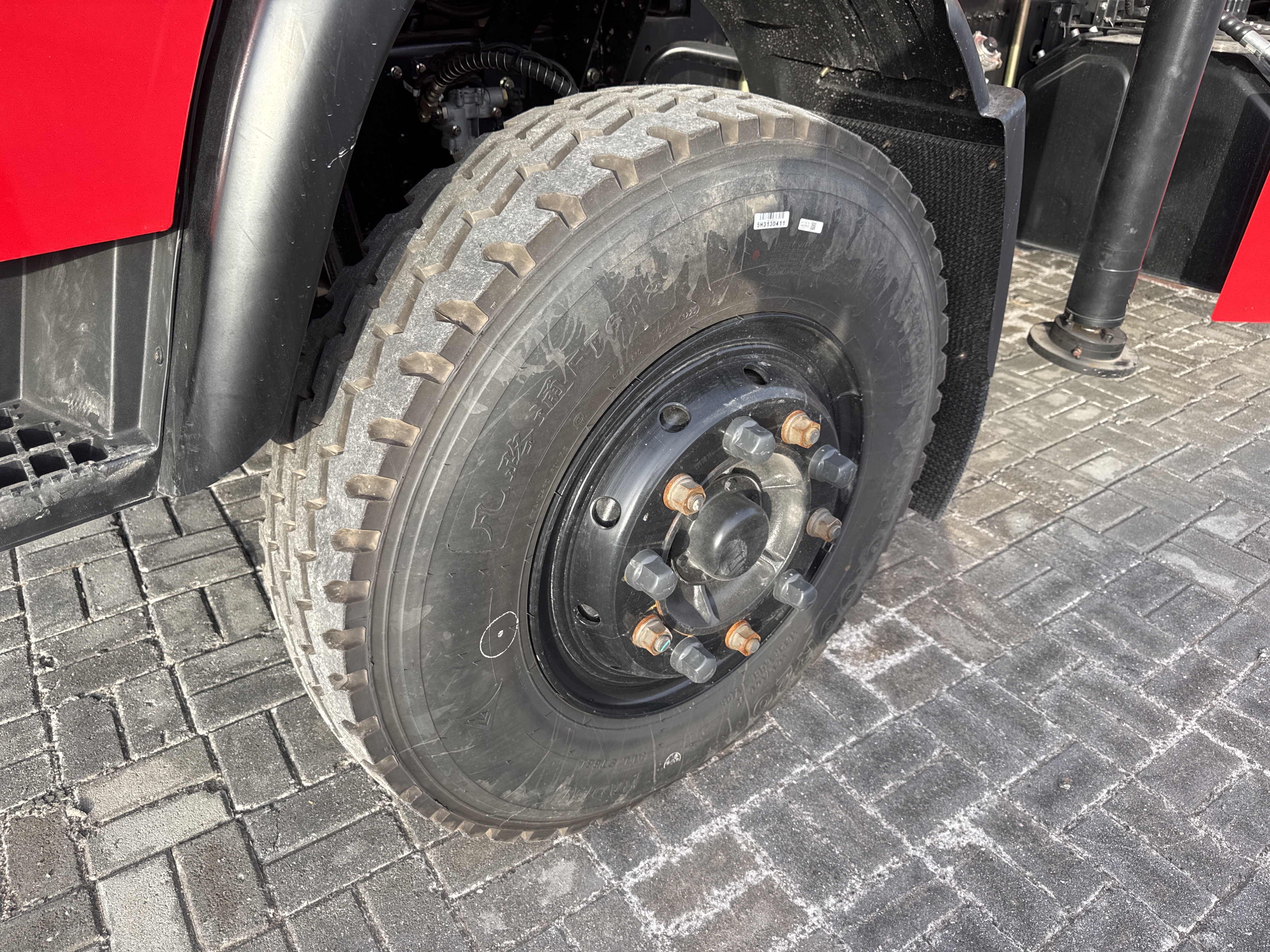 BTC-001-XCMG-SQ8ZK3Q-Boom-truck-cranes-inspection-Chassis-Left-front-tire-/-wheel-hub---condition-1