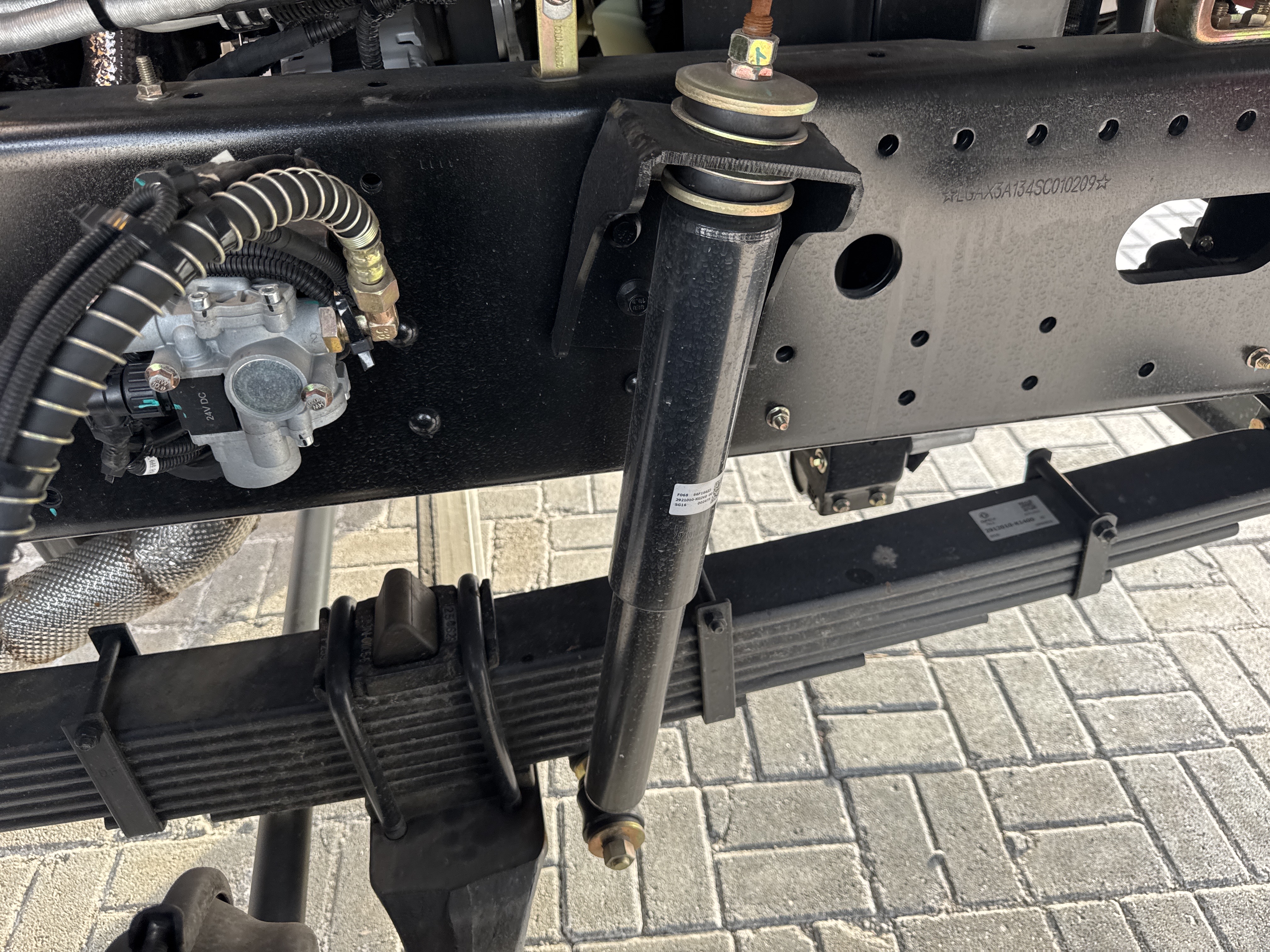 BTC-001-XCMG-SQ8ZK3Q-Boom-truck-cranes-inspection-Chassis-Front-suspension-1