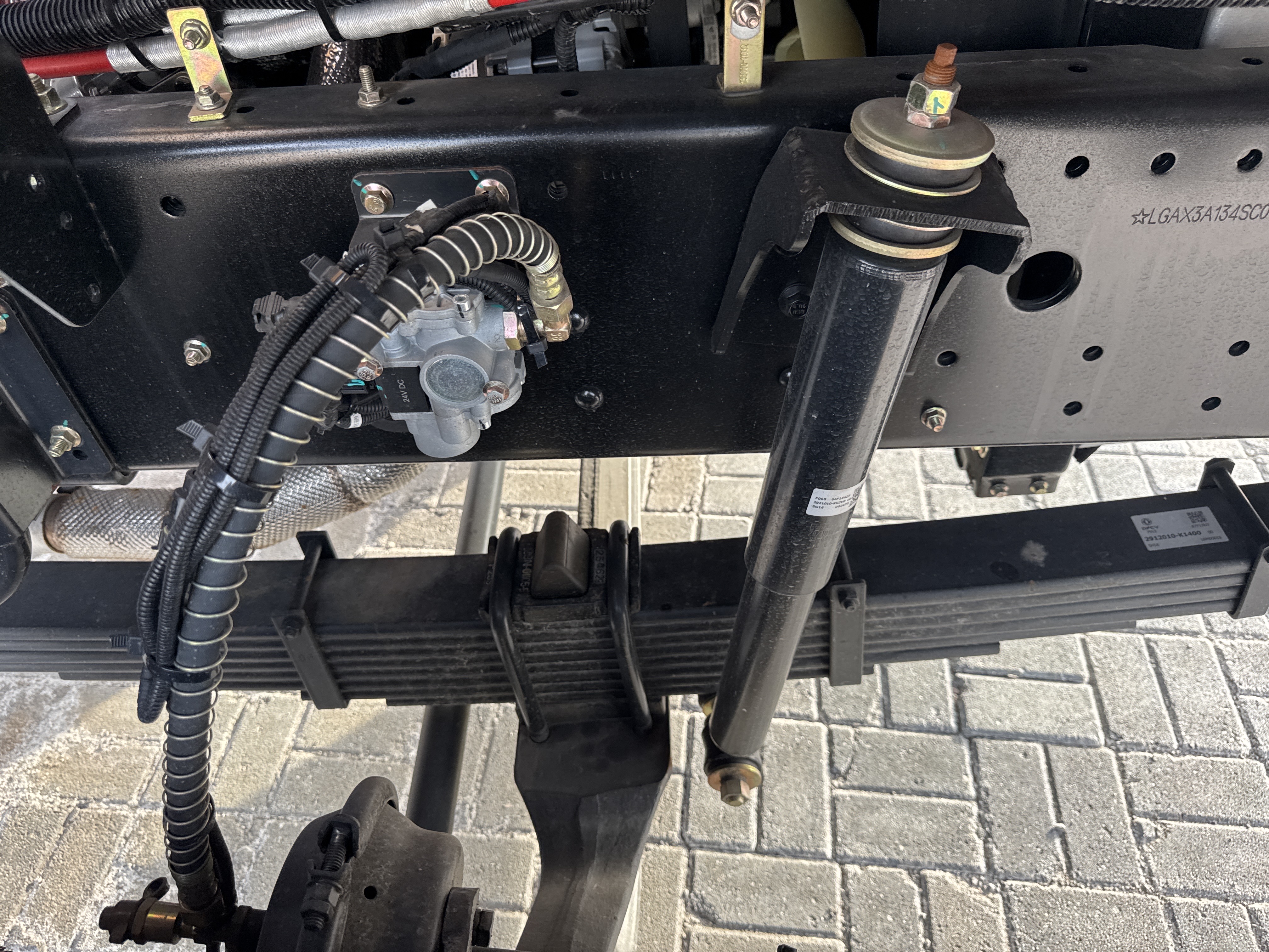 BTC-001-XCMG-SQ8ZK3Q-Boom-truck-cranes-inspection-Chassis-Front-suspension-1