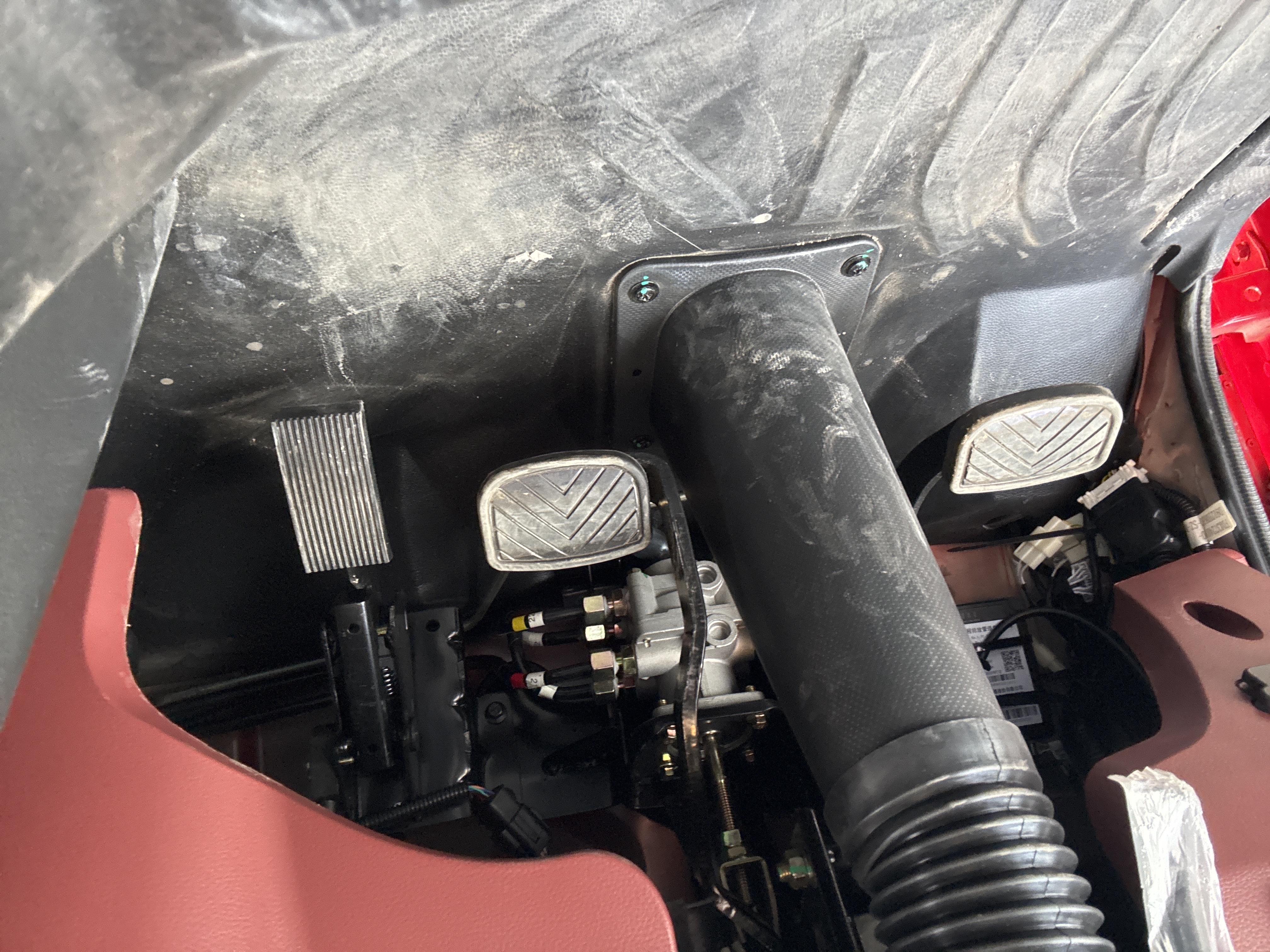 BTC-001-XCMG-SQ8ZK3Q-Boom-truck-cranes-inspection-Cabin-Pedals-1