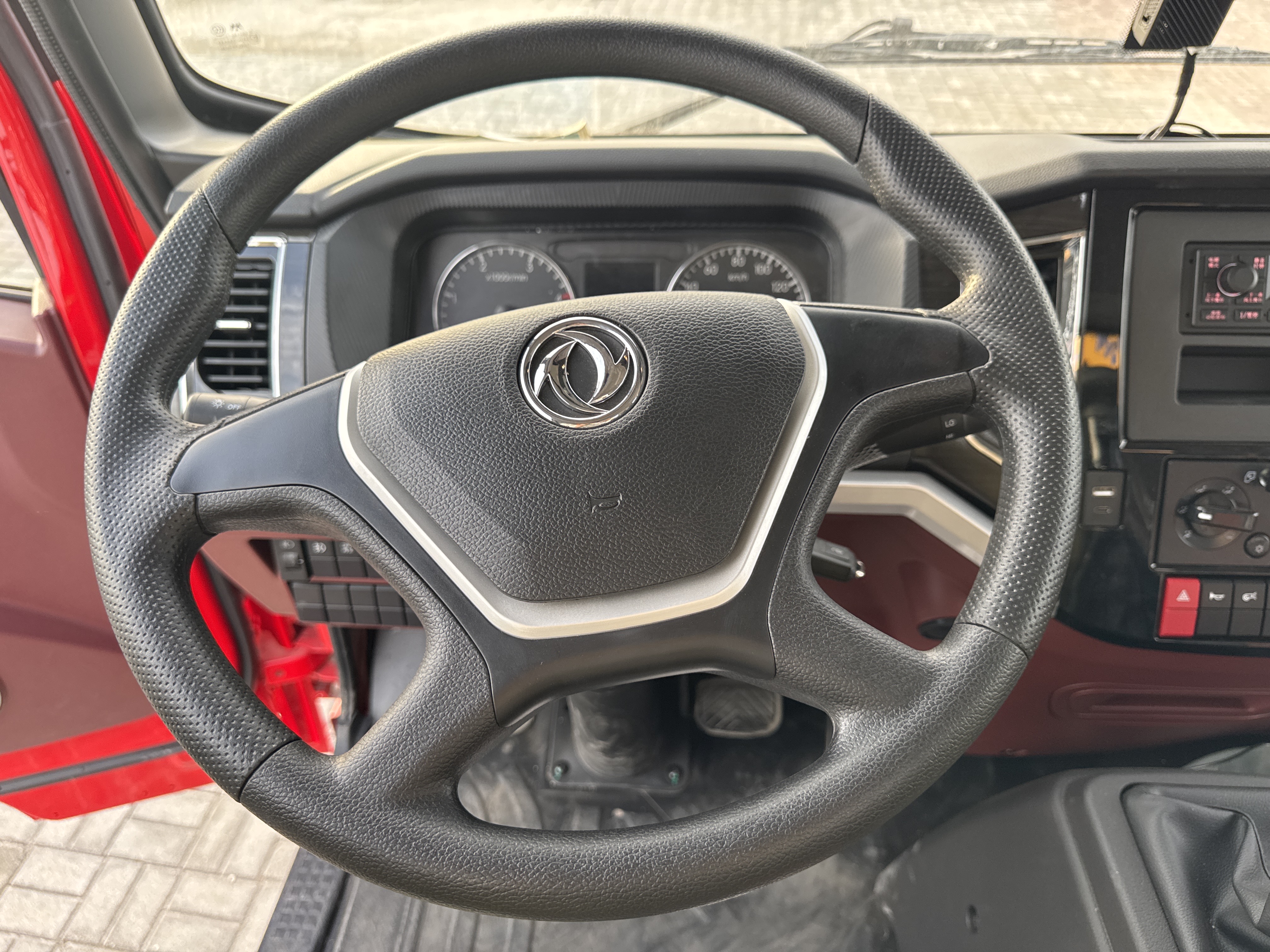 BTC-001-XCMG-SQ8ZK3Q-Boom-truck-cranes-inspection-Cabin-Steering-controls-1