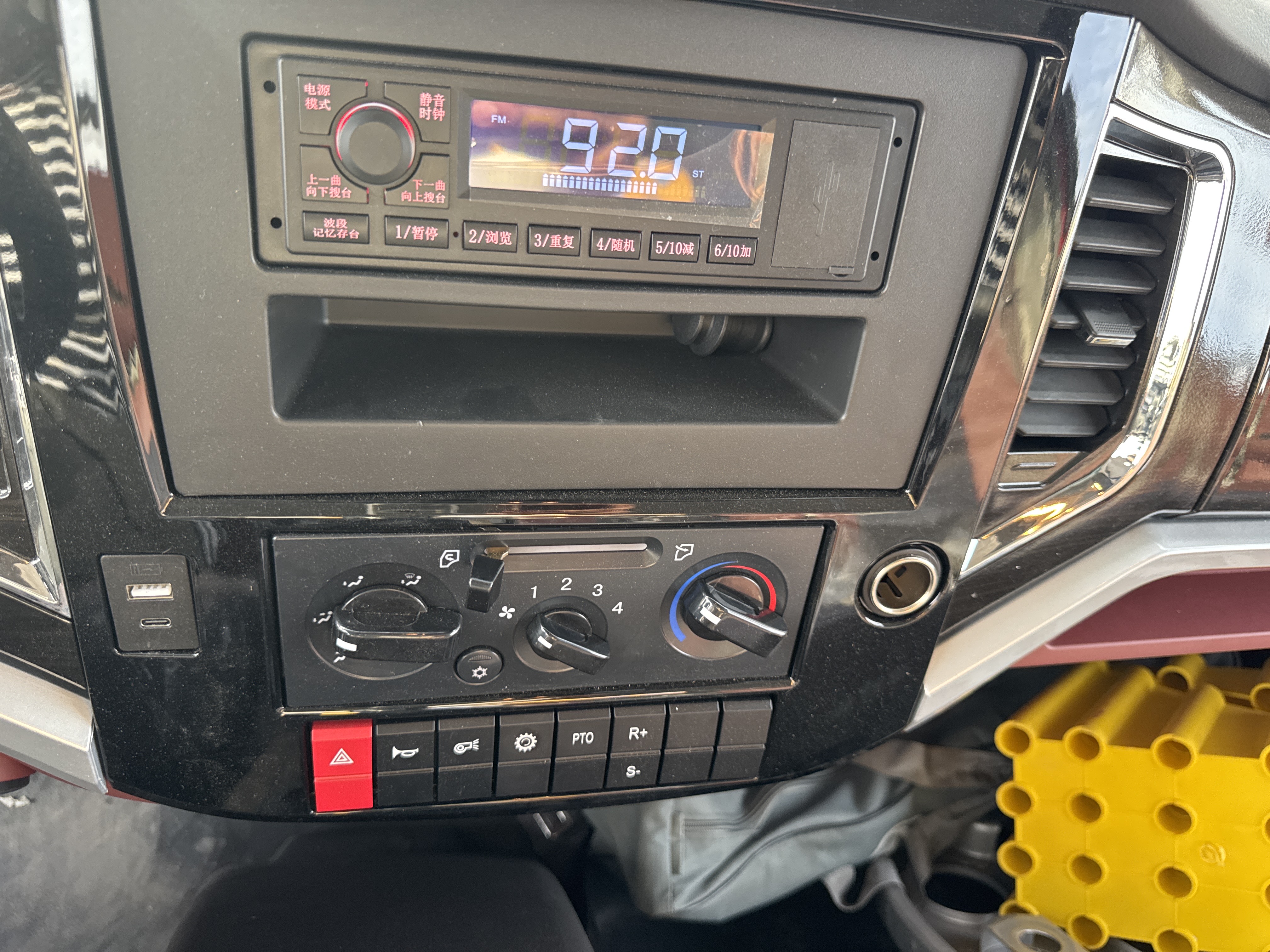 BTC-001-XCMG-SQ8ZK3Q-Boom-truck-cranes-inspection-Cabin-Electronic-instrument-board-1