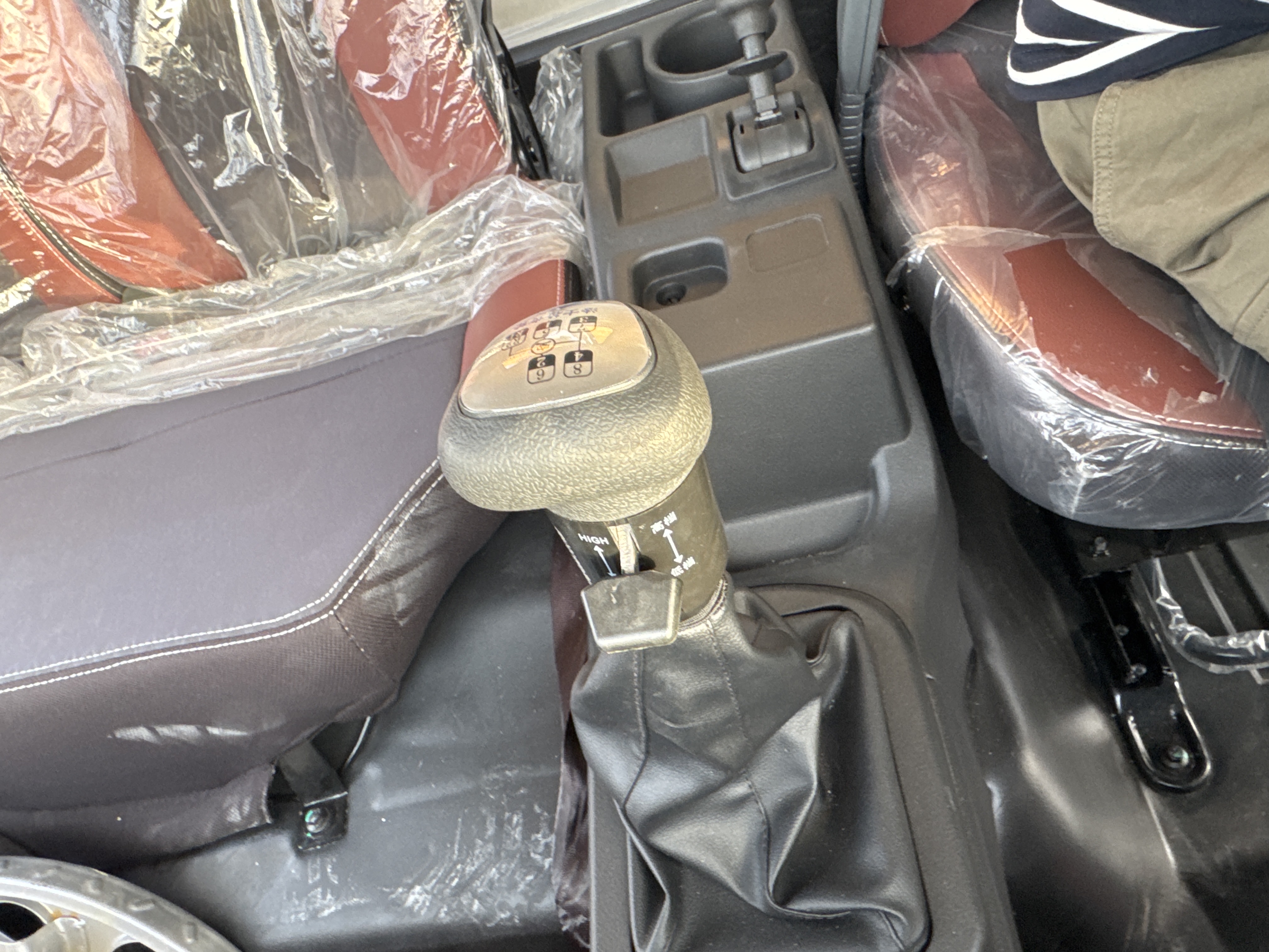 BTC-001-XCMG-SQ8ZK3Q-Boom-truck-cranes-inspection-Cabin-Gear-lever-1