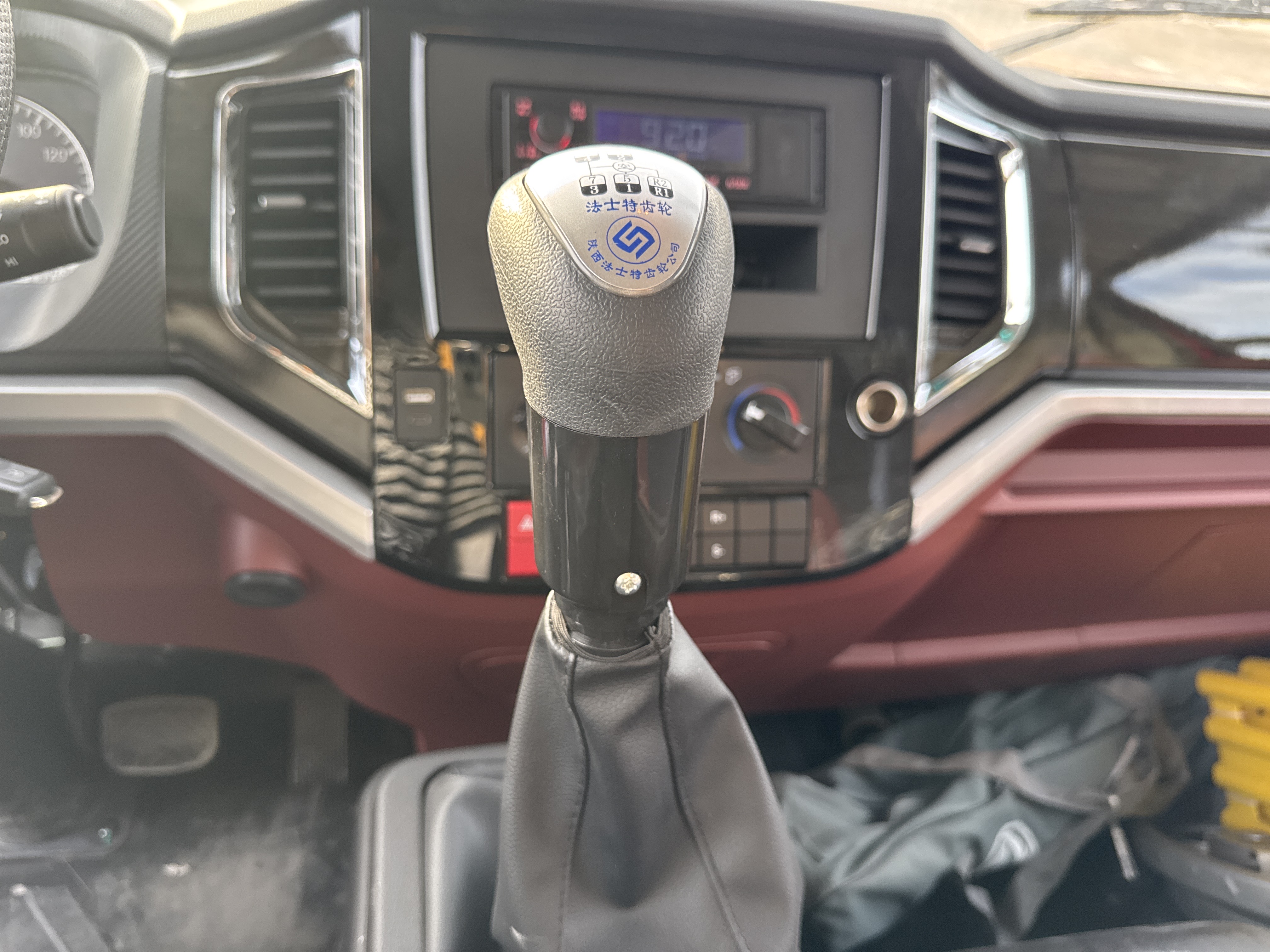 BTC-001-XCMG-SQ8ZK3Q-Boom-truck-cranes-inspection-Cabin-Gear-lever-1