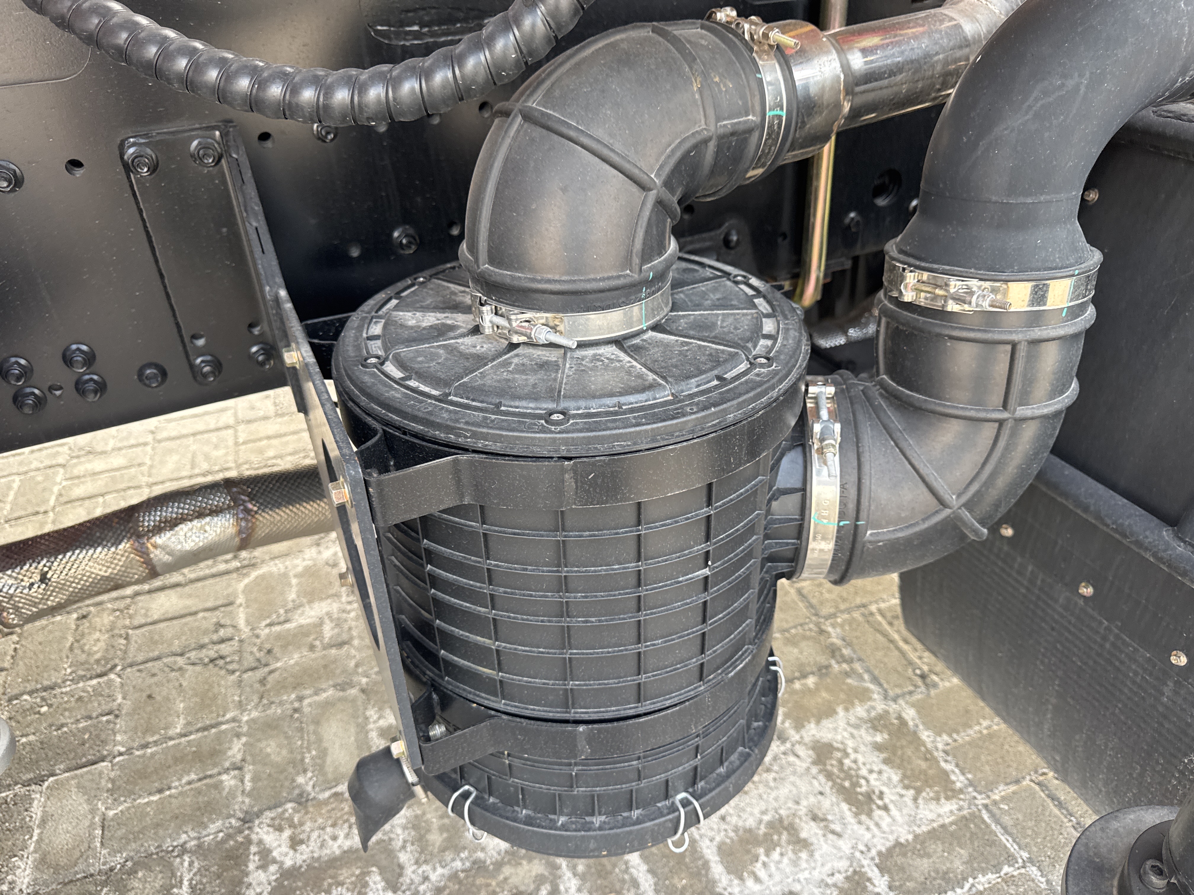 BTC-001-XCMG-SQ8ZK3Q-Boom-truck-cranes-inspection-Engine-Air-intake-system-1