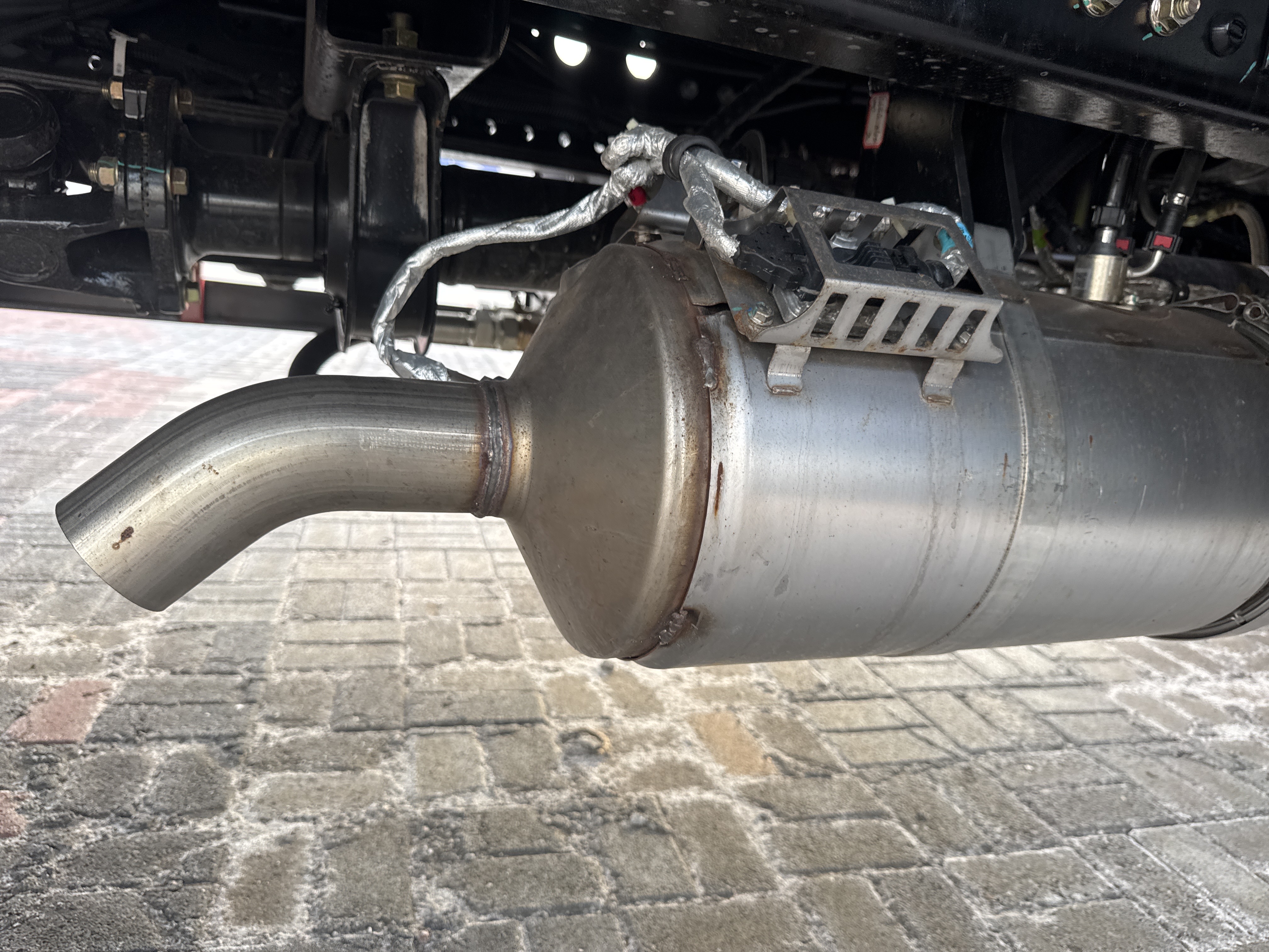 BTC-001-XCMG-SQ8ZK3Q-Boom-truck-cranes-inspection-Engine-Exhaust-system-3