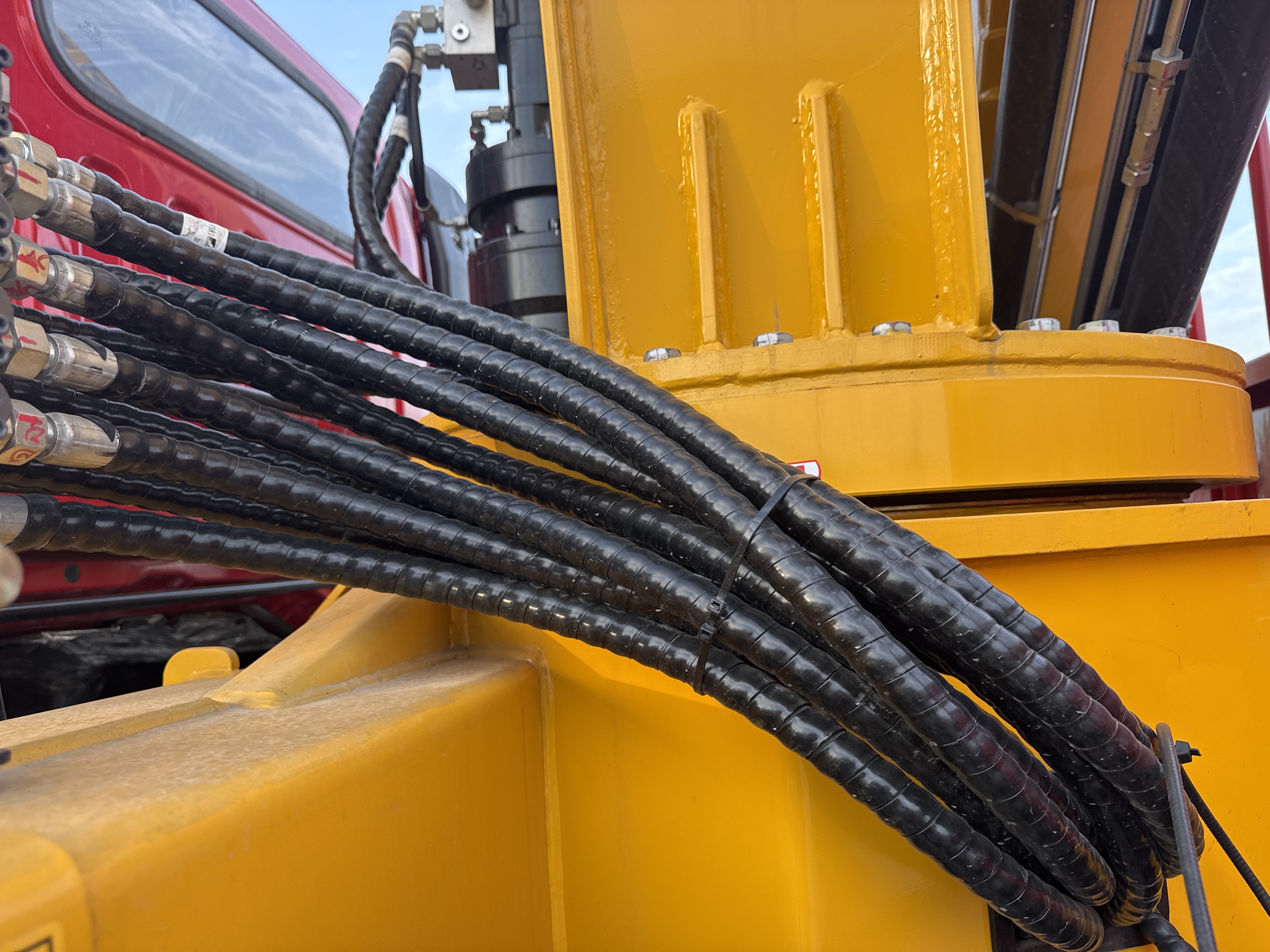 BTC-001-XCMG-SQ8ZK3Q-Boom-truck-cranes-inspection-Hydraulics-Hydraulic-hoses-and-lines-1