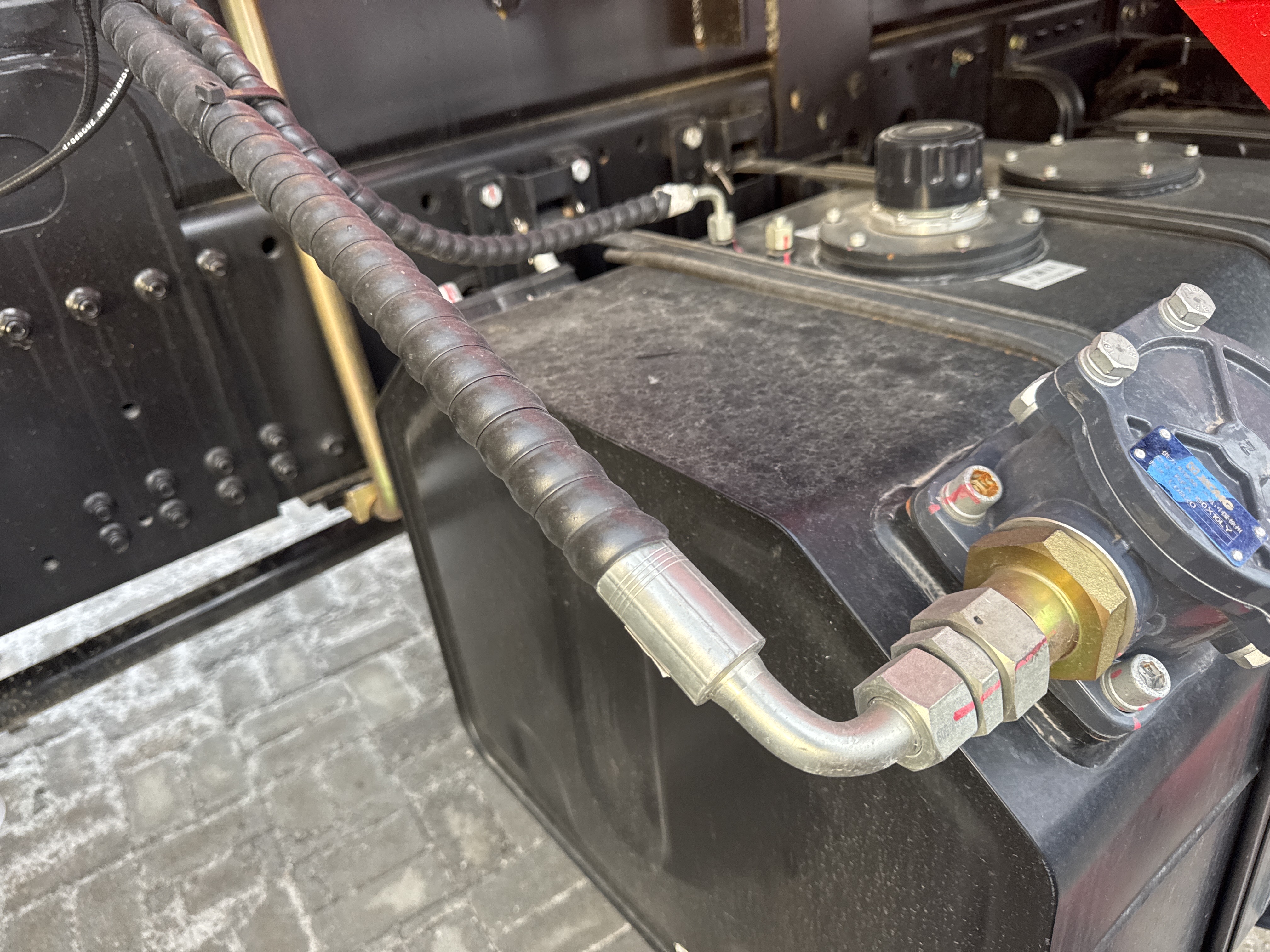 BTC-001-XCMG-SQ8ZK3Q-Boom-truck-cranes-inspection-Hydraulics-Hydraulic-hoses-and-lines-1