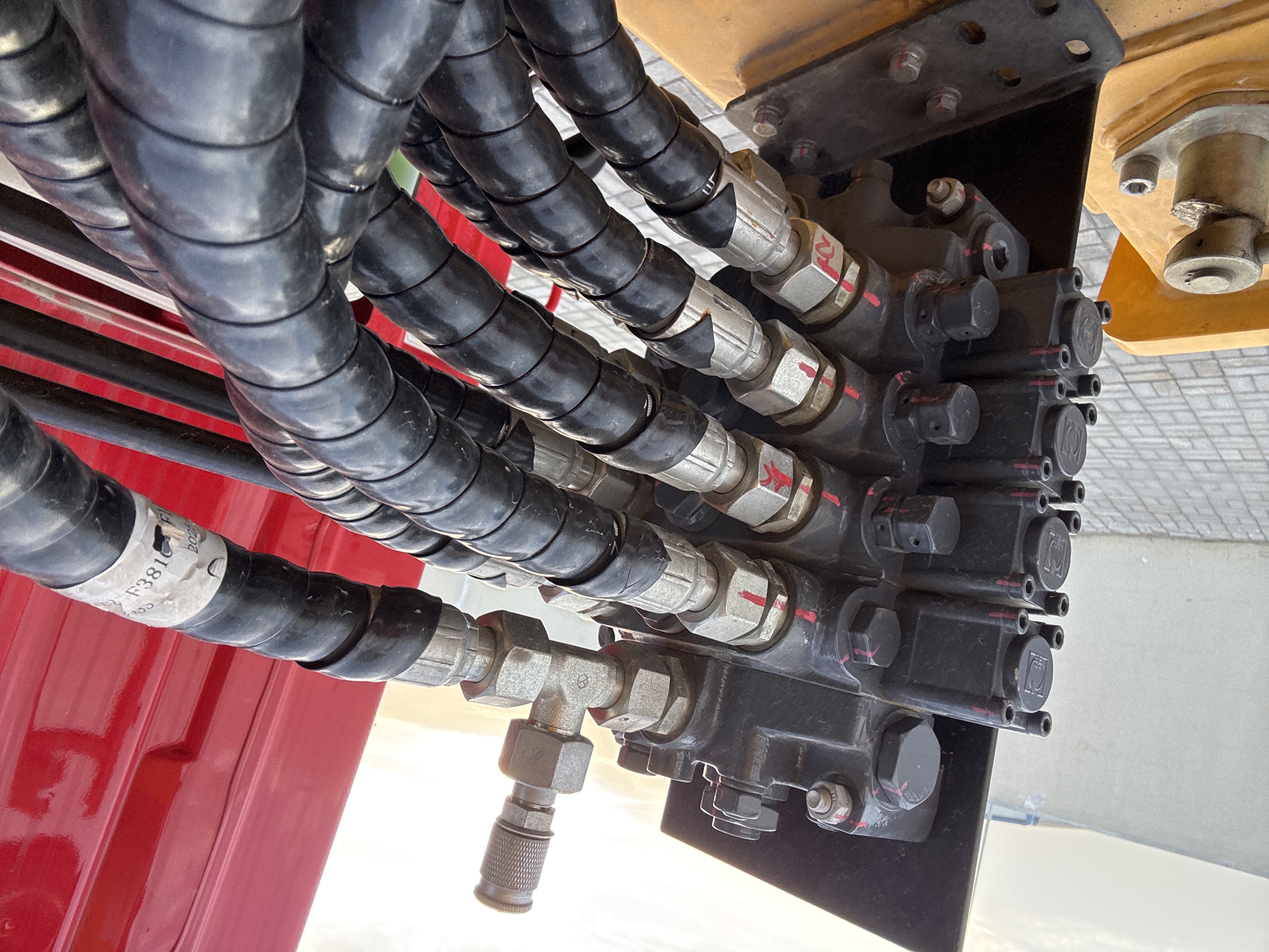 BTC-001-XCMG-SQ8ZK3Q-Boom-truck-cranes-inspection-Hydraulics-Main-control-valve-(MCV)-1
