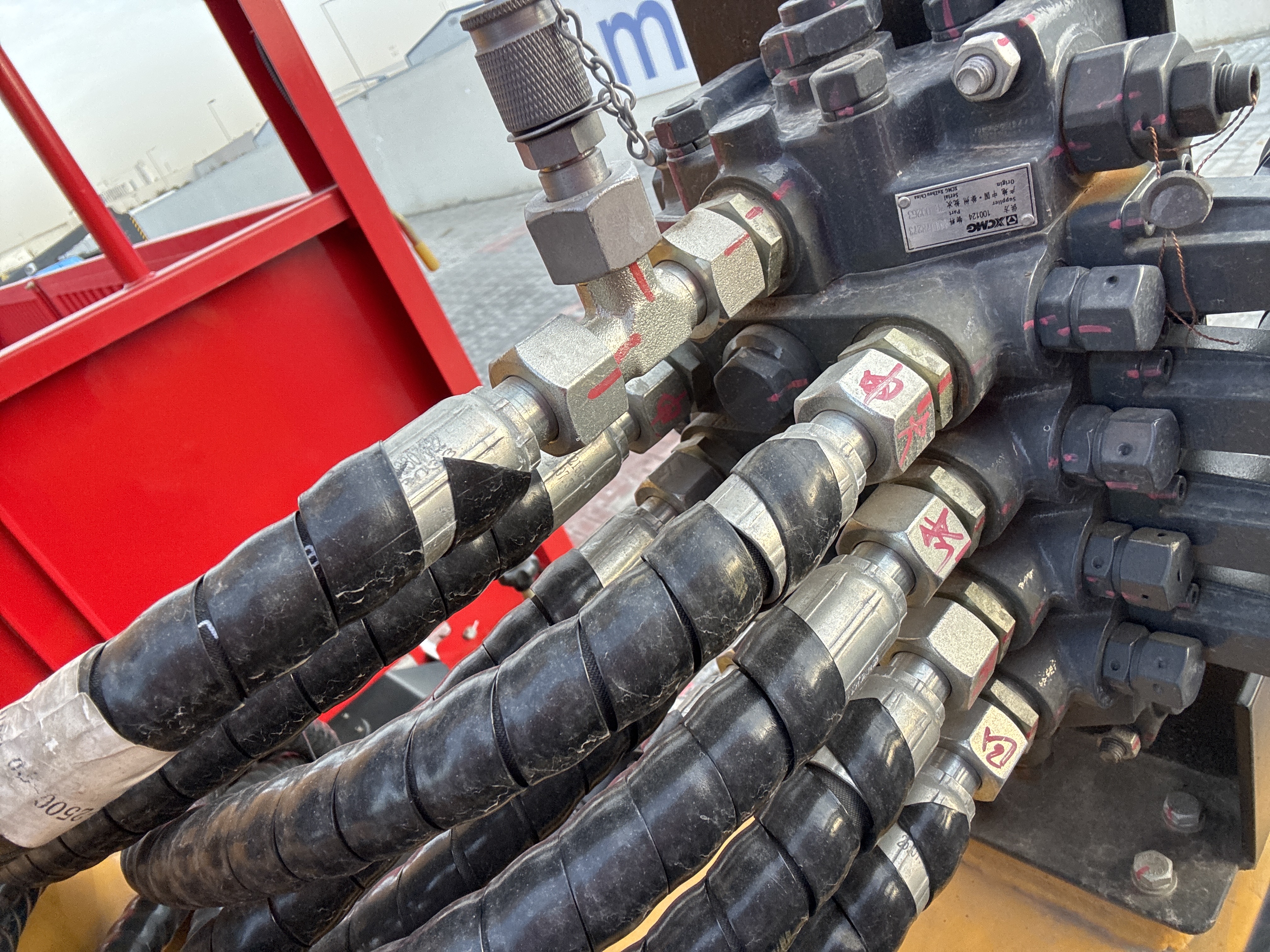BTC-001-XCMG-SQ8ZK3Q-Boom-truck-cranes-inspection-Hydraulics-Main-control-valve-(MCV)-1