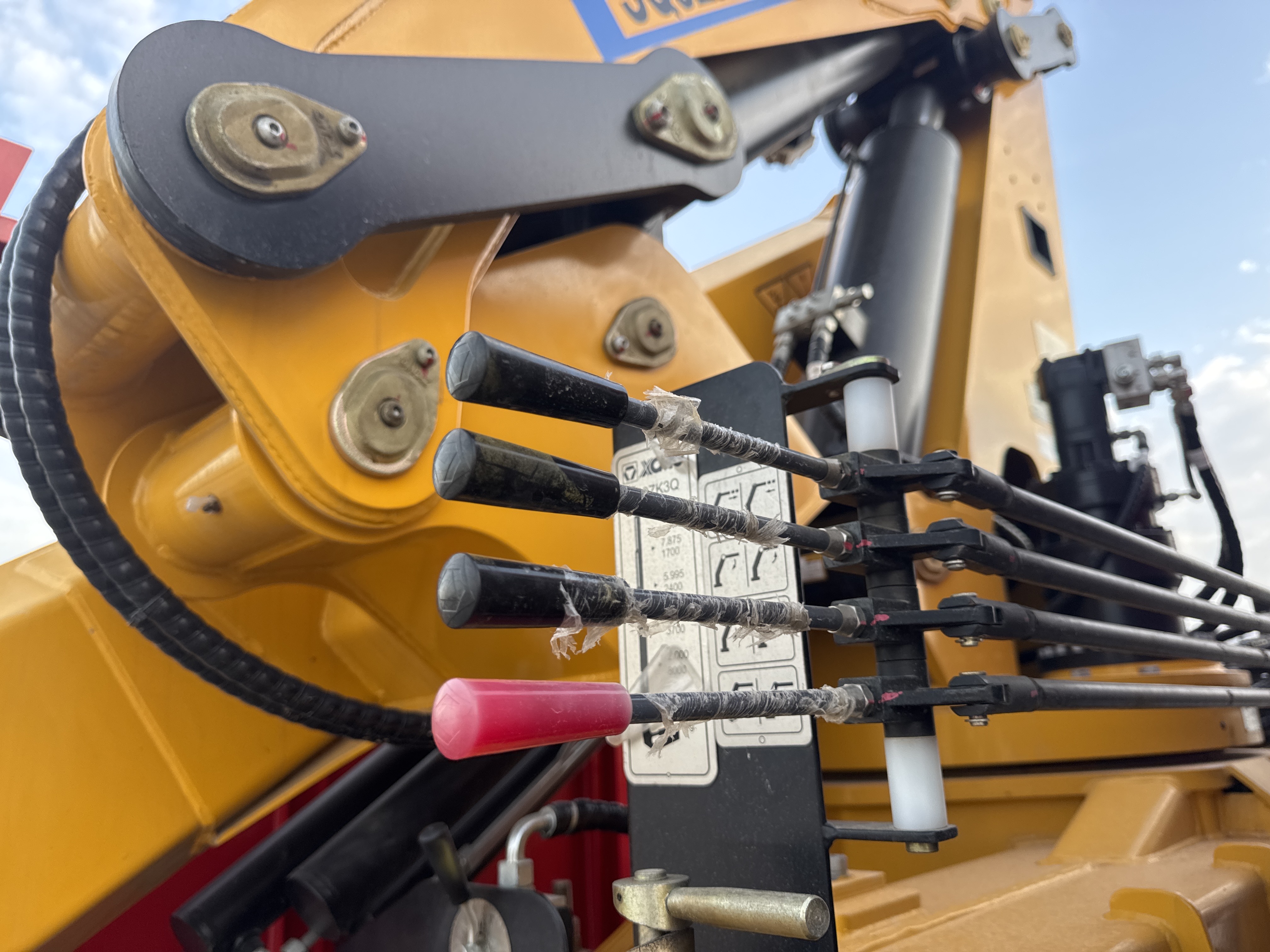 BTC-001-XCMG-SQ8ZK3Q-Boom-truck-cranes-inspection-Electronics-Ground-control-1