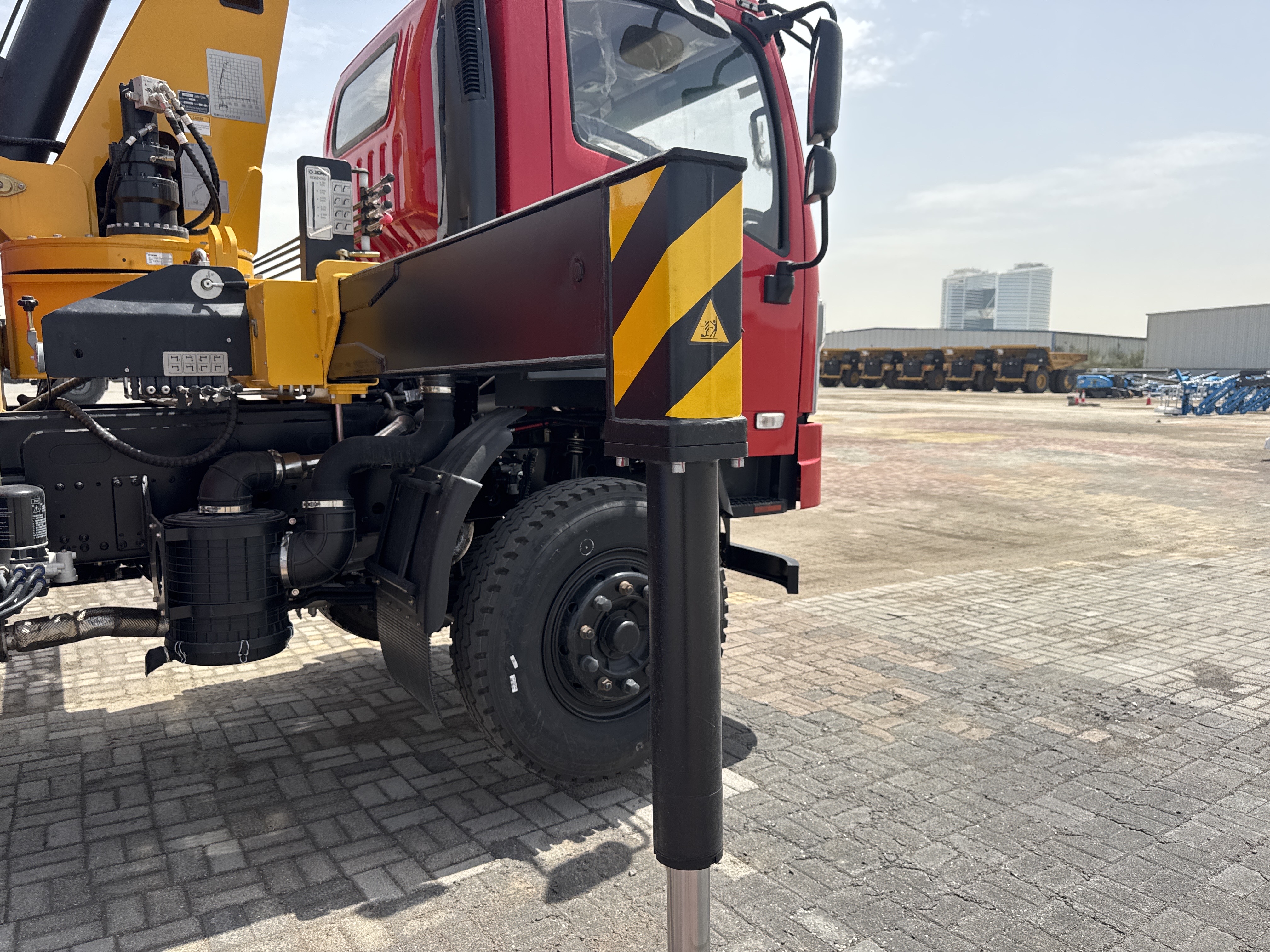 BTC-001-XCMG-SQ8ZK3Q-Boom-truck-cranes-inspection-Structure-Outriggers-1