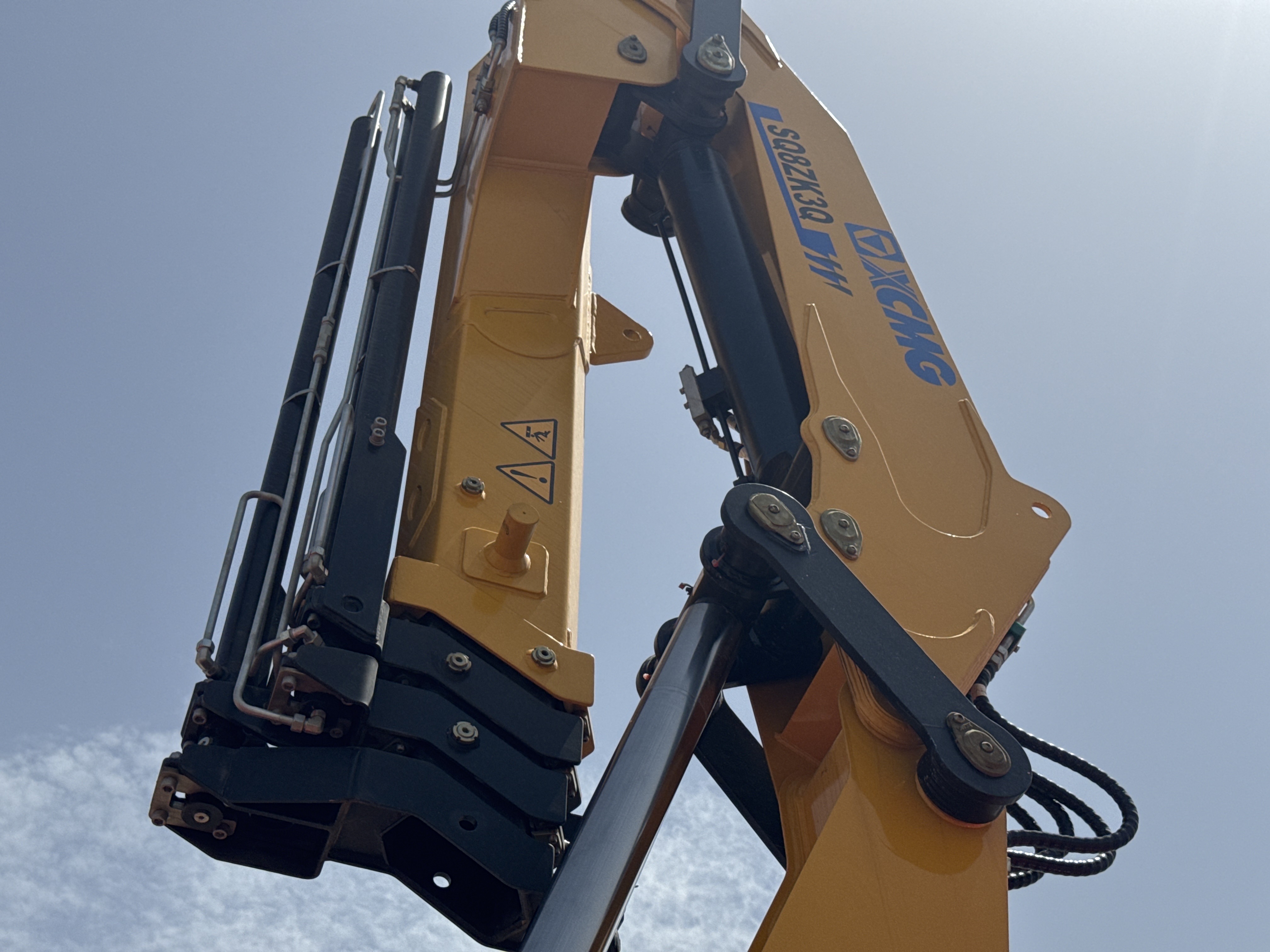 BTC-001-XCMG-SQ8ZK3Q-Boom-truck-cranes-inspection-Hydraulics-Boom-extension-cylinder-1