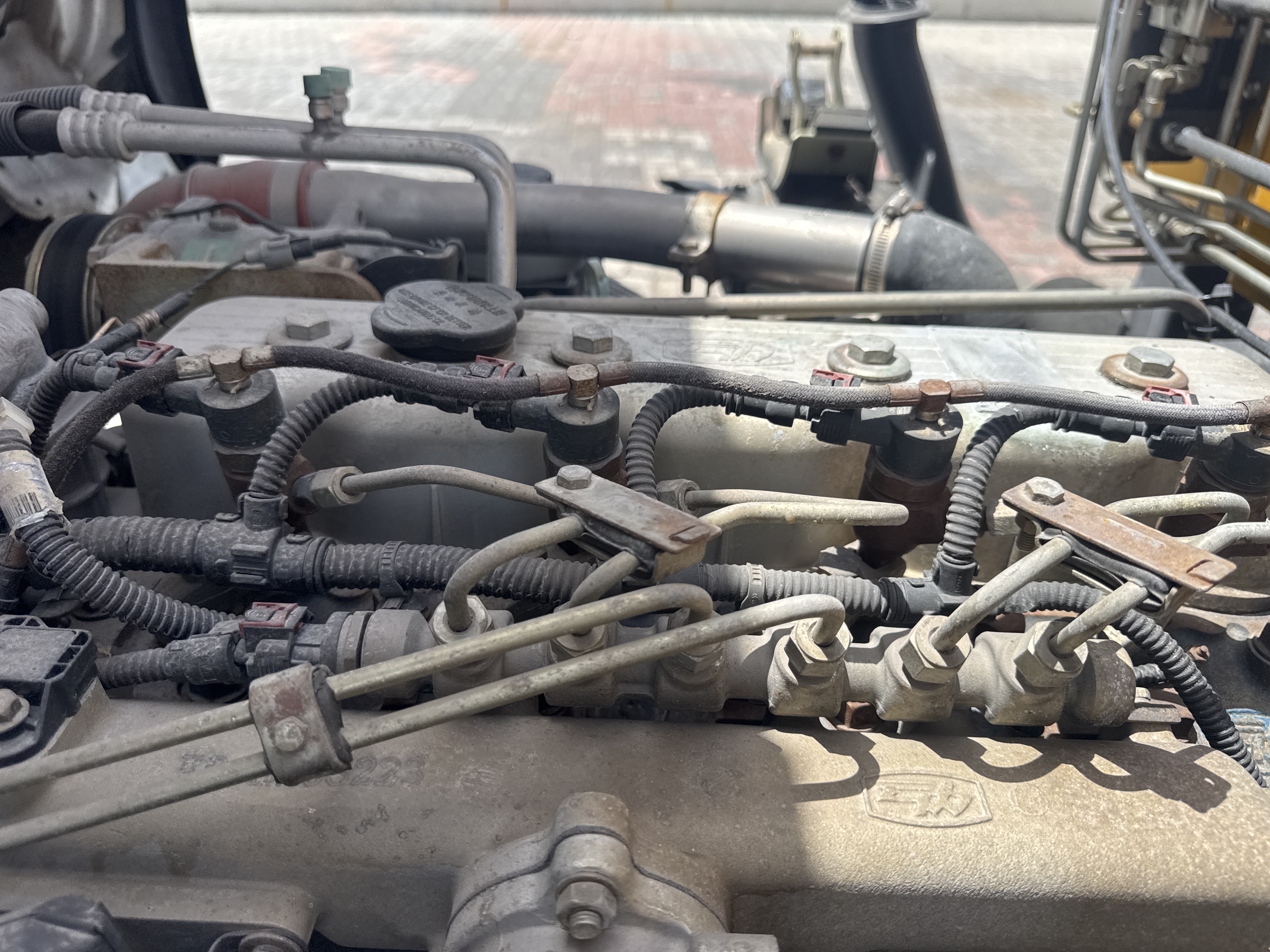 BTC-002-XCMG-SQS125-Boom-truck-cranes-inspection-Engine-Fuel-leaks-1