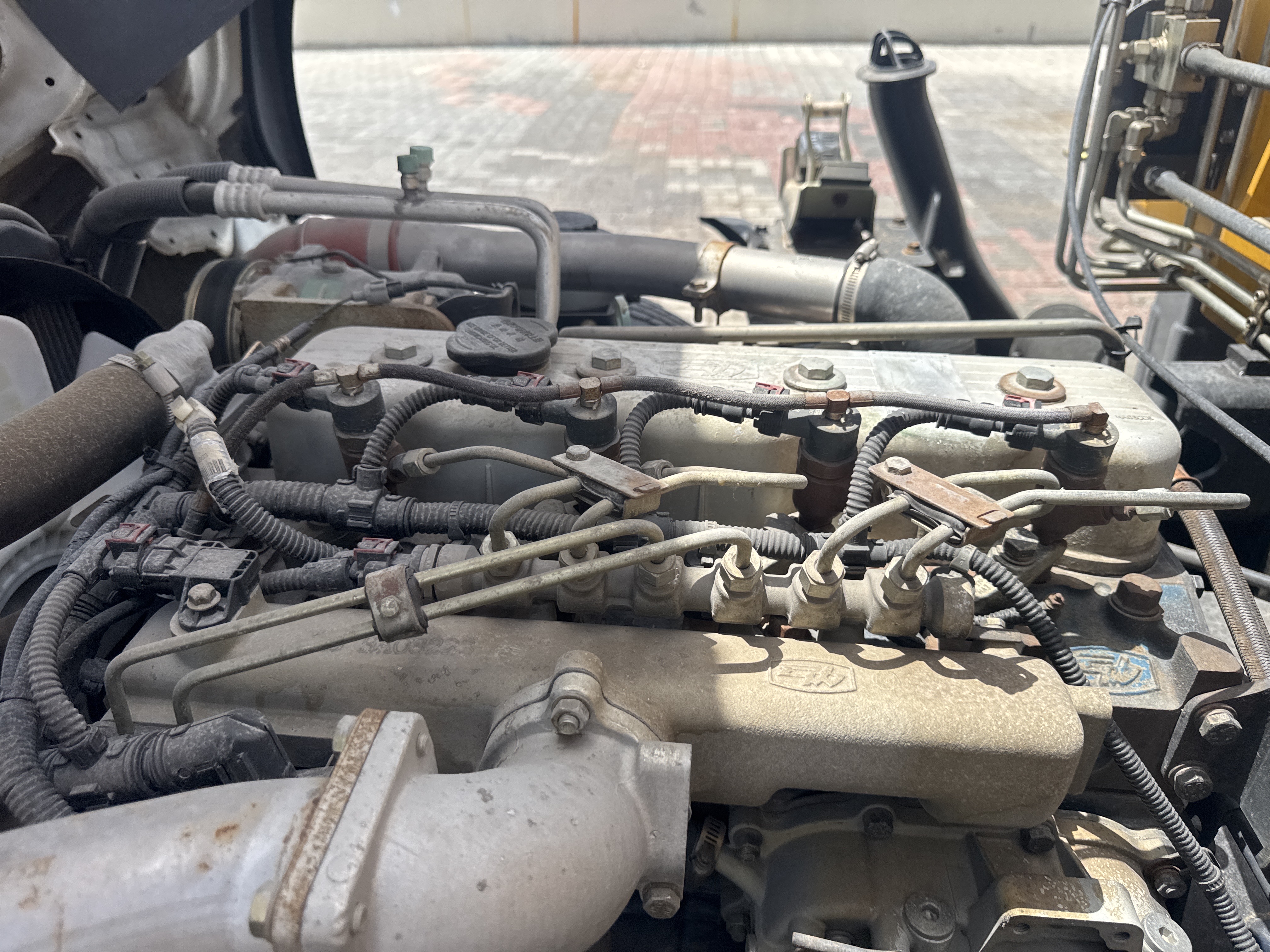 BTC-002-XCMG-SQS125-Boom-truck-cranes-inspection-Engine-Engine-oil-leaks-1