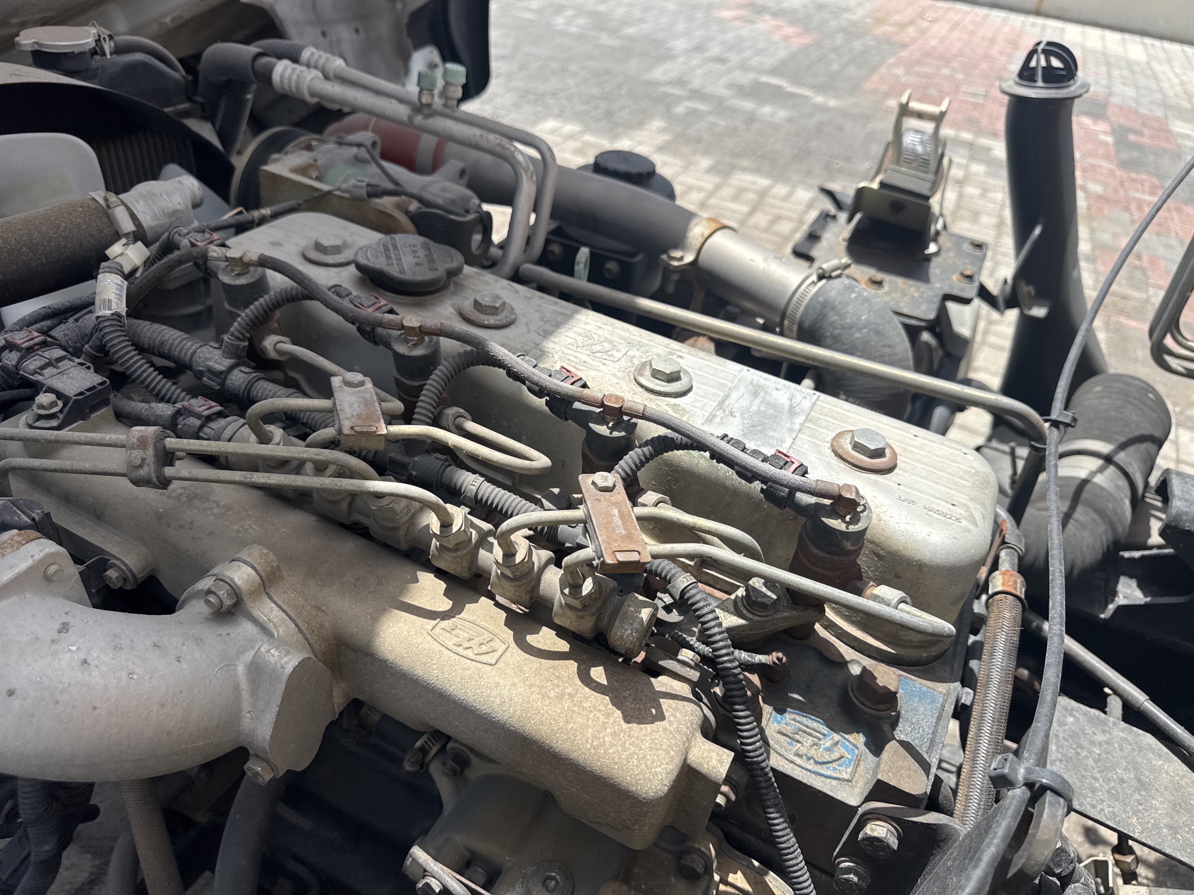 BTC-002-XCMG-SQS125-Boom-truck-cranes-inspection-Engine-Engine-oil-leaks-1