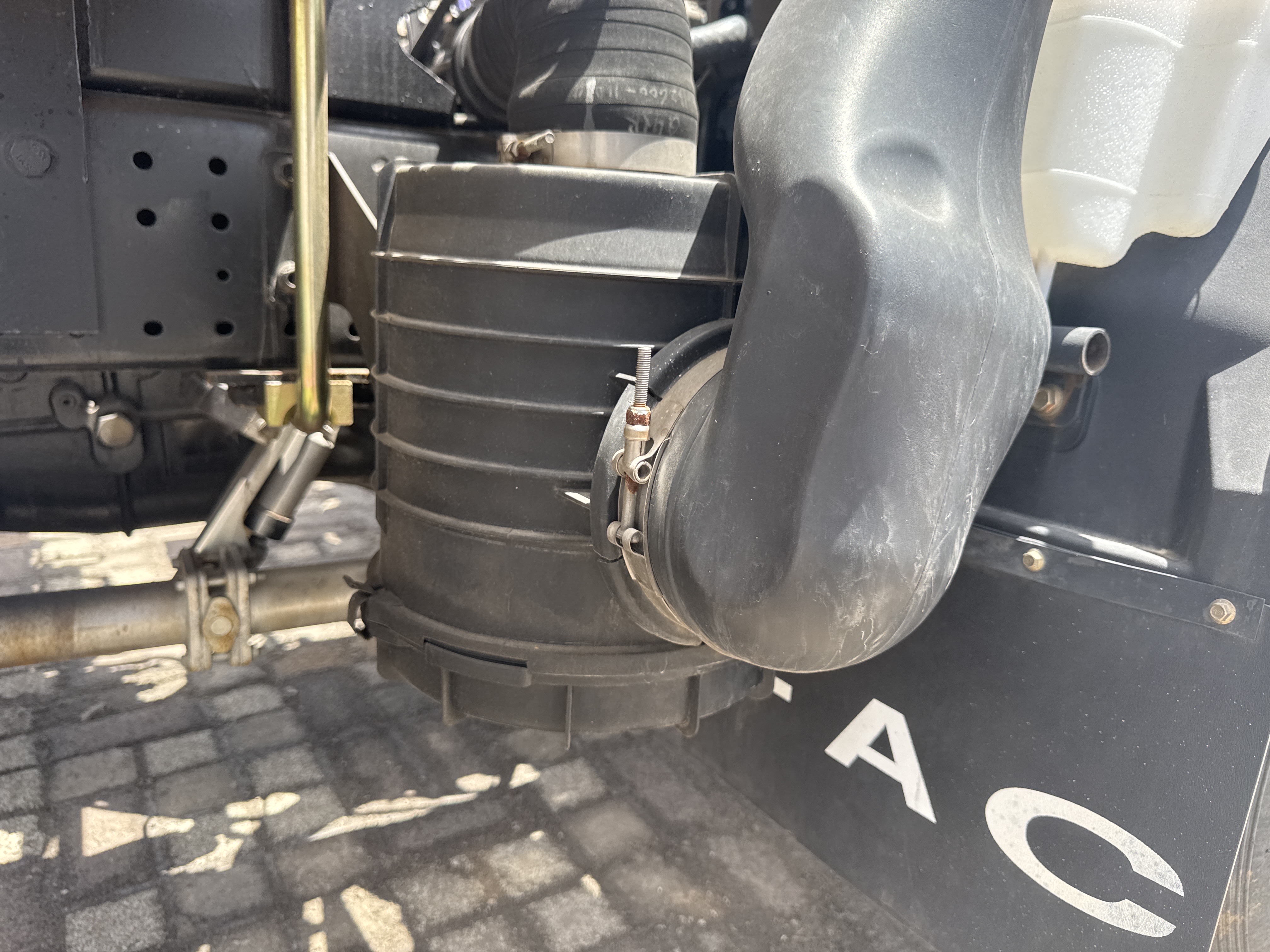 BTC-002-XCMG-SQS125-Boom-truck-cranes-inspection-Engine-Air-intake-system-1