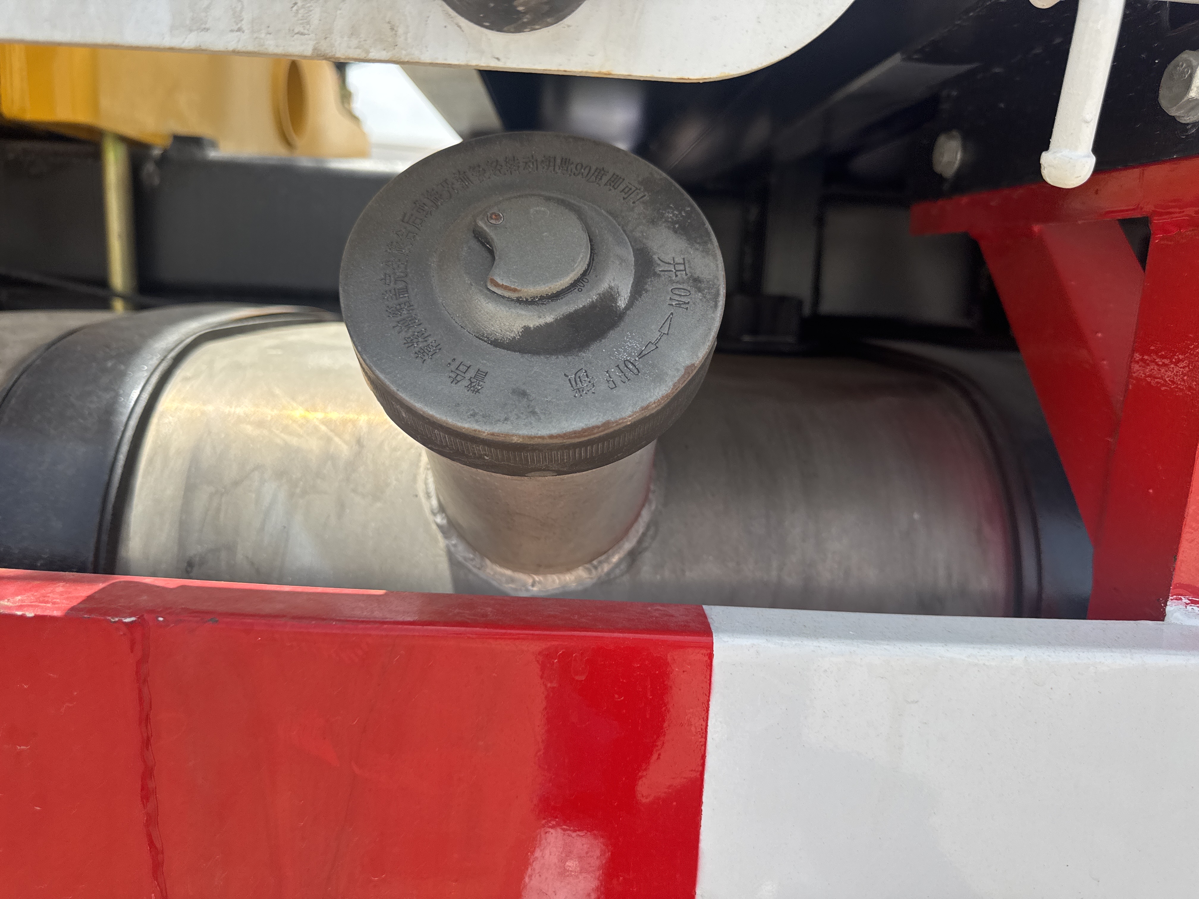 BTC-002-XCMG-SQS125-Boom-truck-cranes-inspection-Engine-Fuel-tank-1