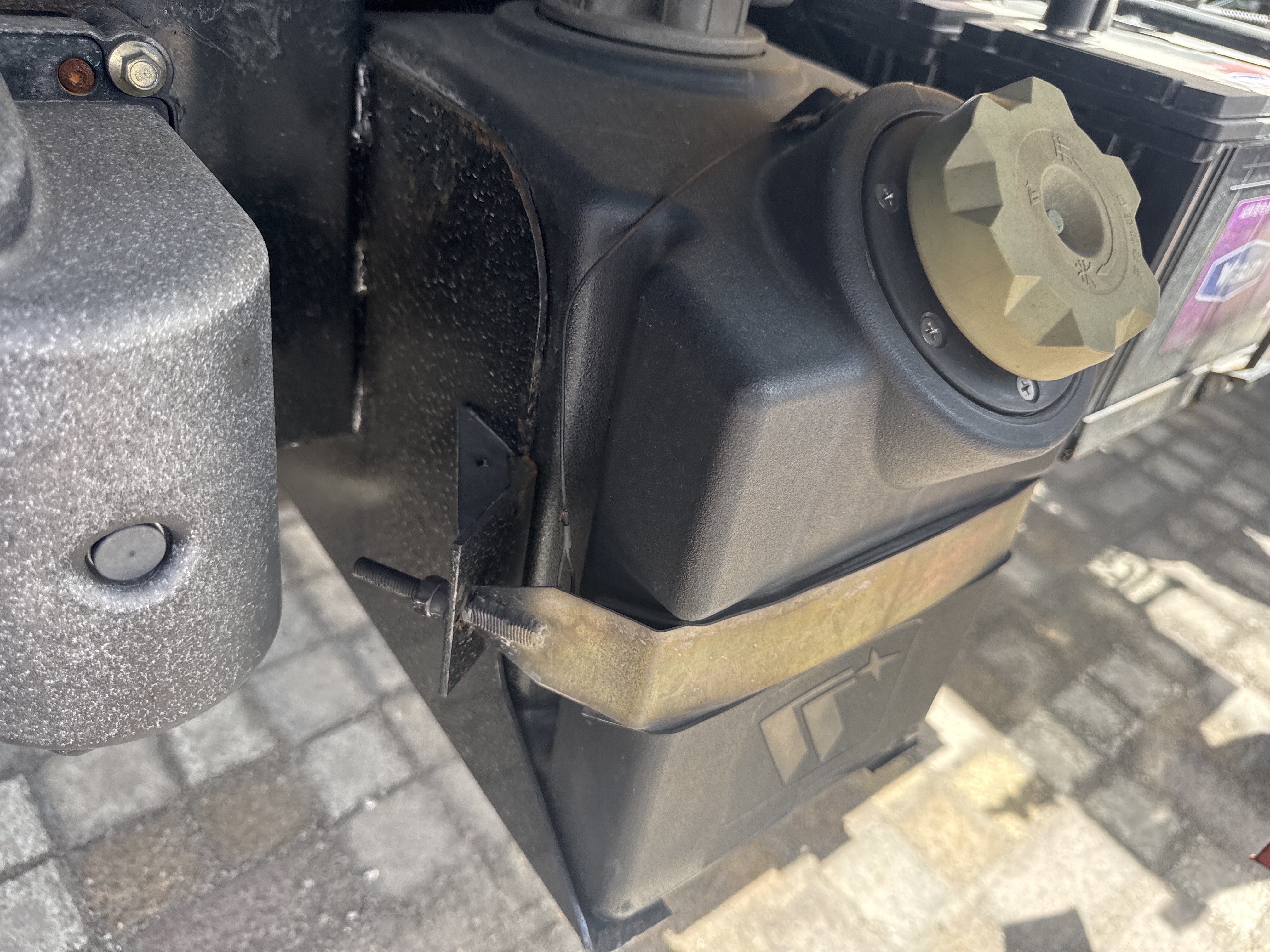 BTC-002-XCMG-SQS125-Boom-truck-cranes-inspection-Engine-Adblue-tank-1