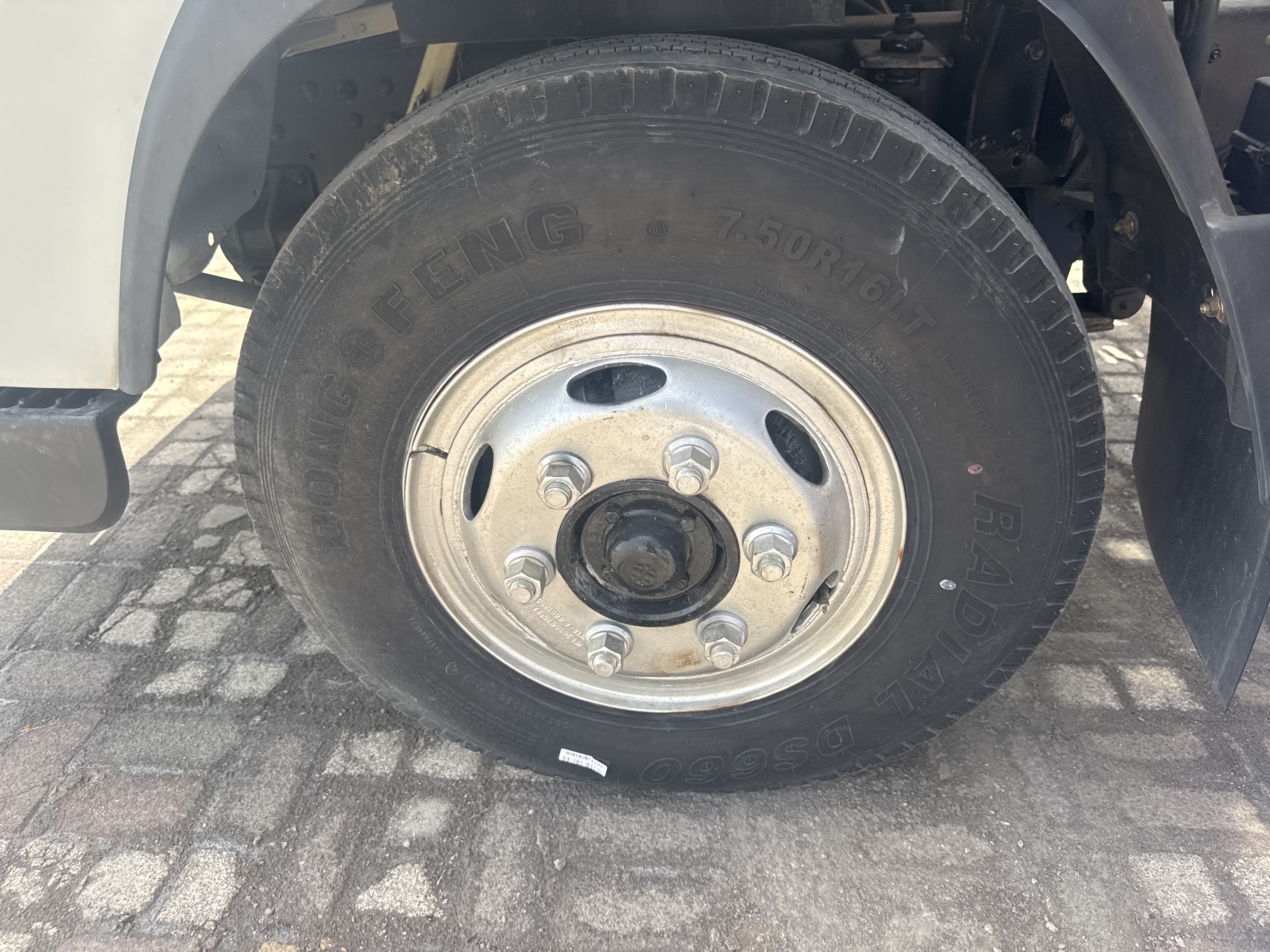 BTC-002-XCMG-SQS125-Boom-truck-cranes-inspection-Chassis-Left-front-tire-/-wheel-hub---condition-1