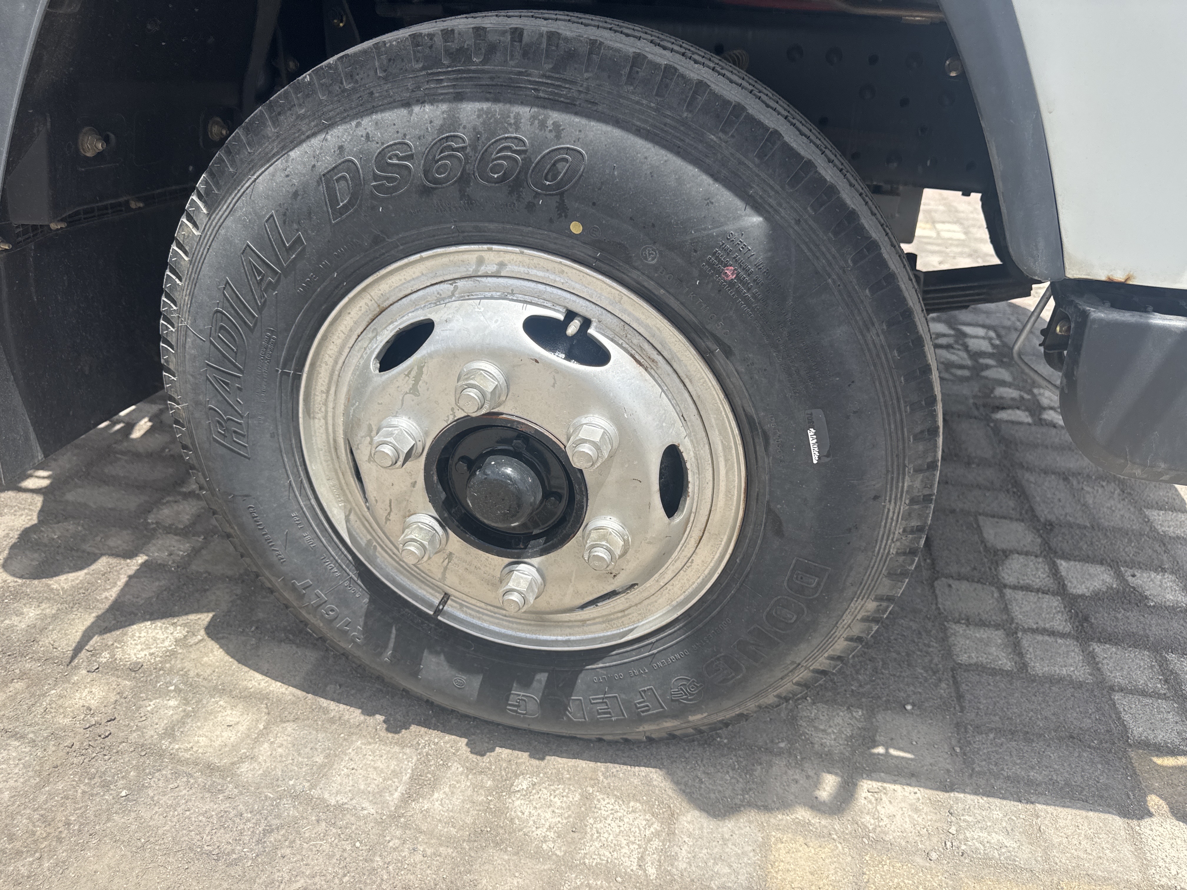 BTC-002-XCMG-SQS125-Boom-truck-cranes-inspection-Chassis-Right-front-tire-/-wheel-hub---condition-1