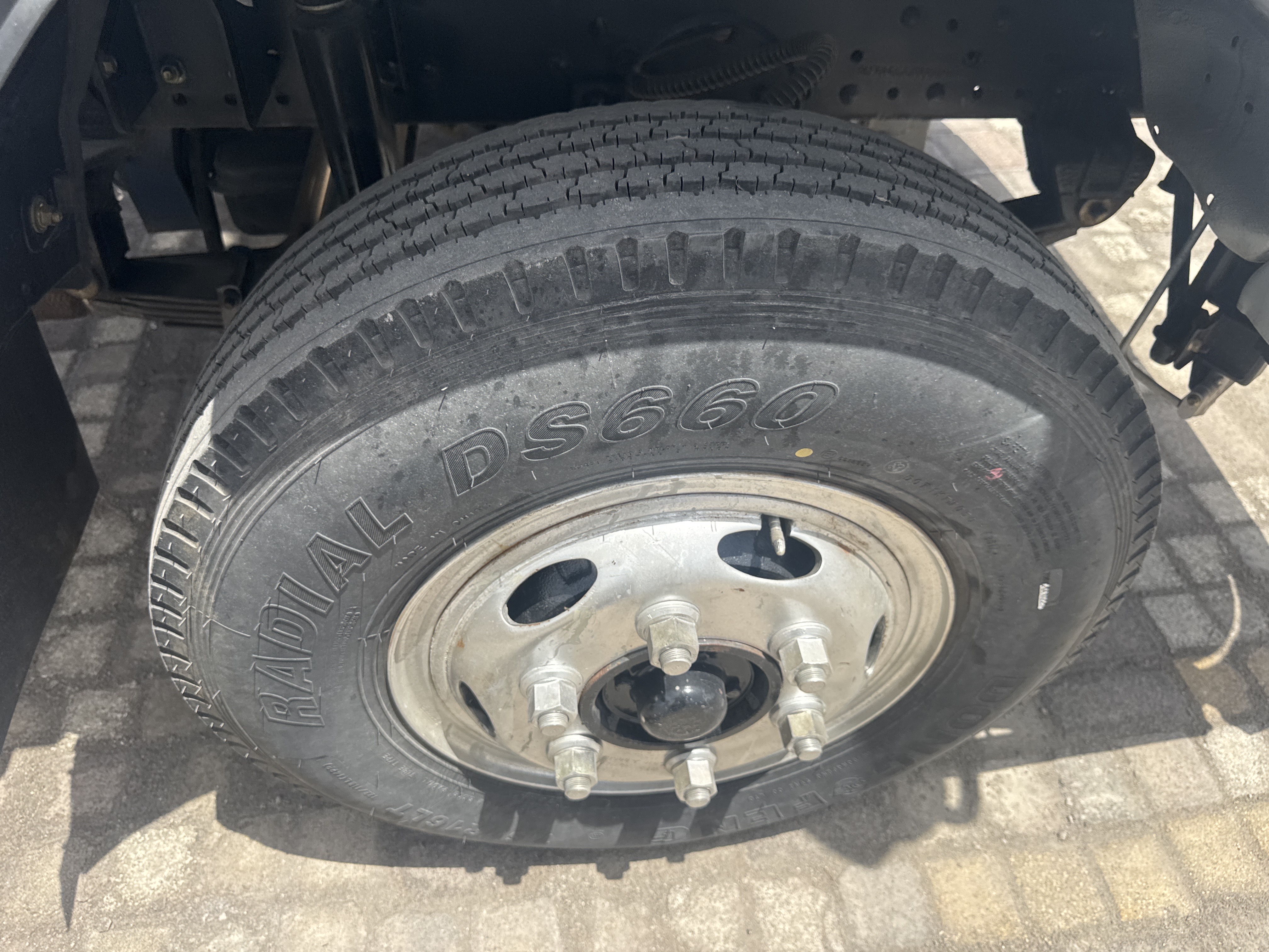 BTC-002-XCMG-SQS125-Boom-truck-cranes-inspection-Chassis-Right-front-tire-/-wheel-hub---condition-1