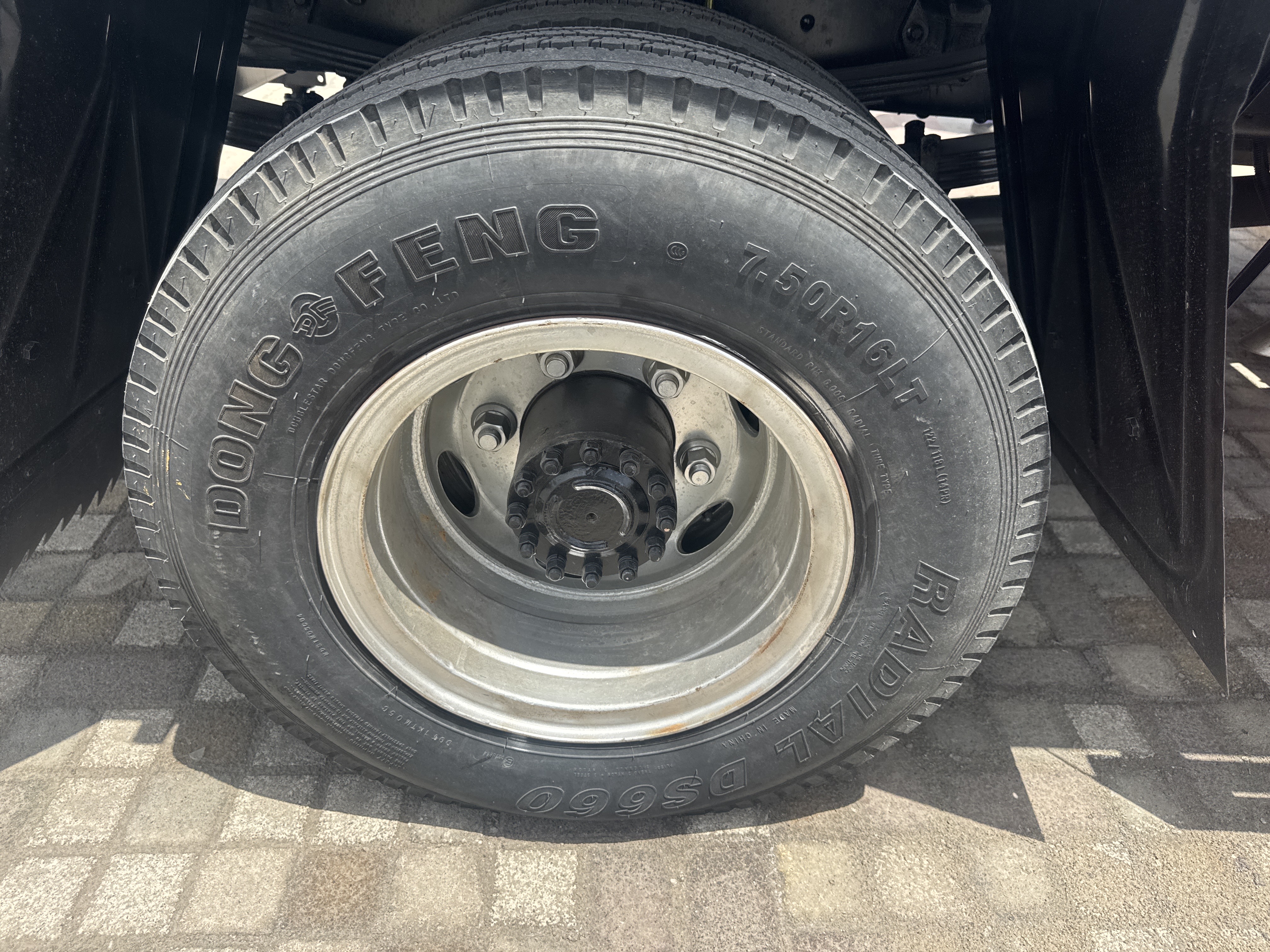 BTC-002-XCMG-SQS125-Boom-truck-cranes-inspection-Chassis-Right-rear-tire-/-wheel-hub---condition-1
