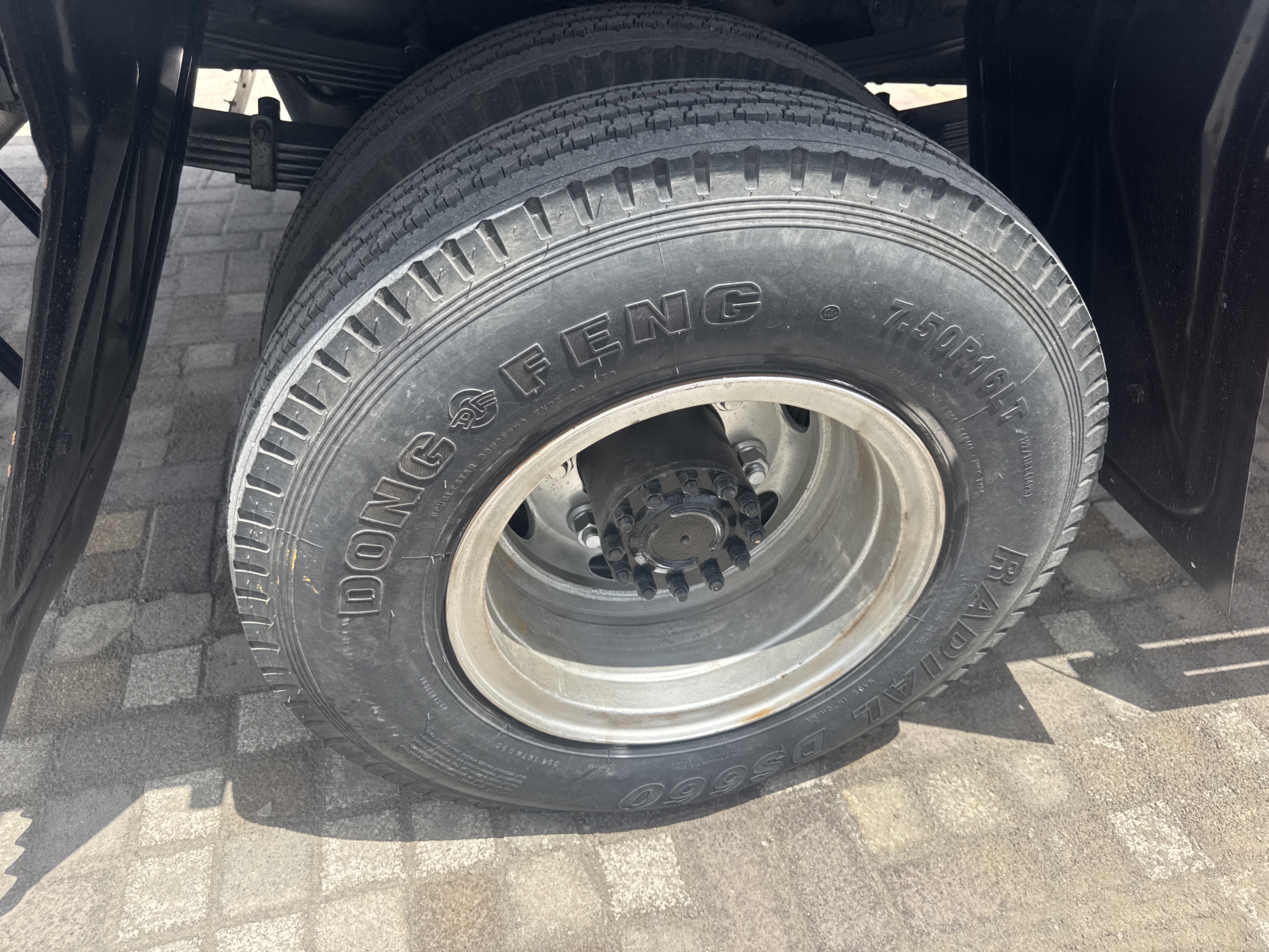 BTC-002-XCMG-SQS125-Boom-truck-cranes-inspection-Chassis-Right-rear-tire-/-wheel-hub---condition-1