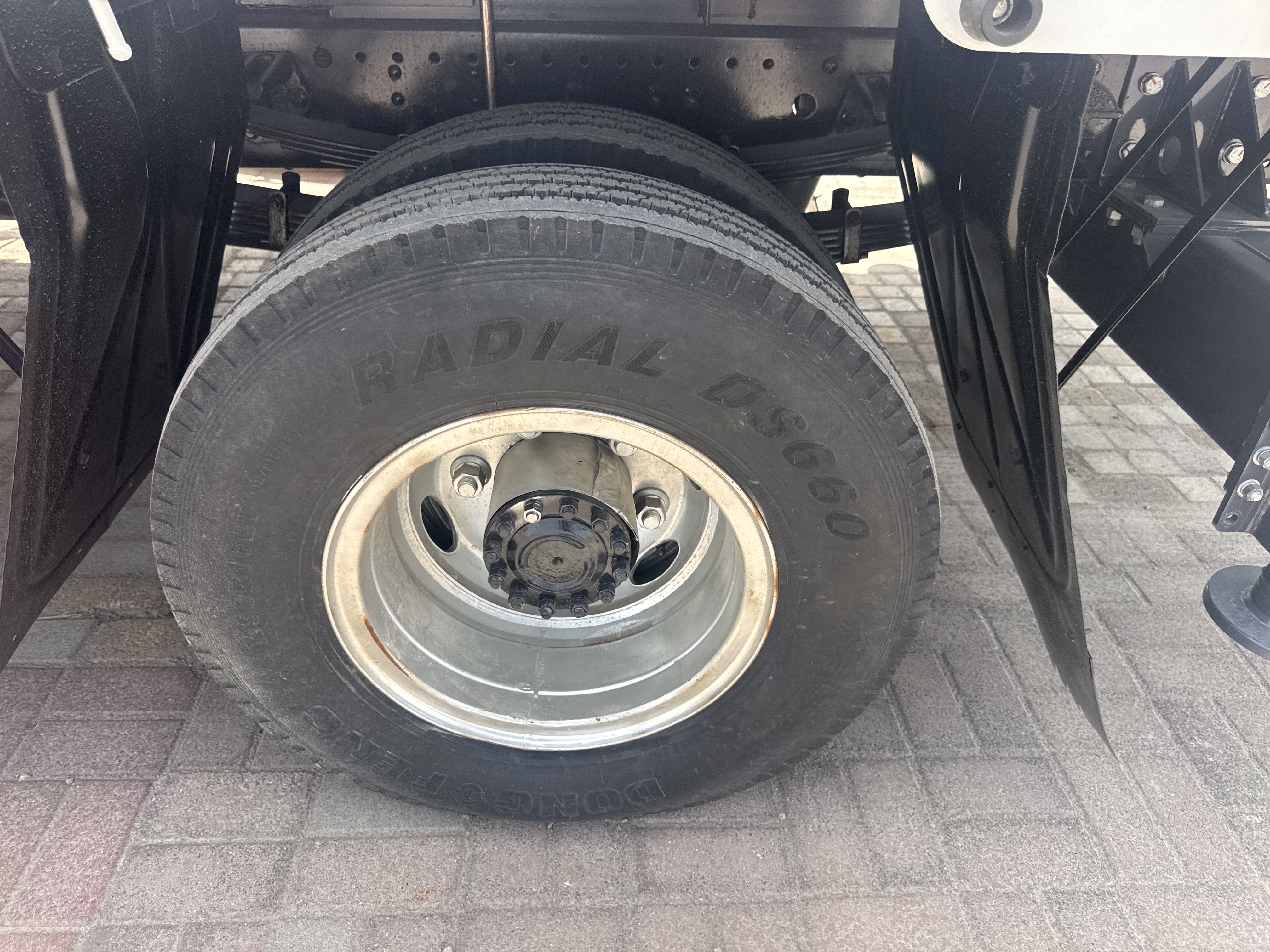 BTC-002-XCMG-SQS125-Boom-truck-cranes-inspection-Chassis-Left-rear-tire-/-wheel-hub---condition-1