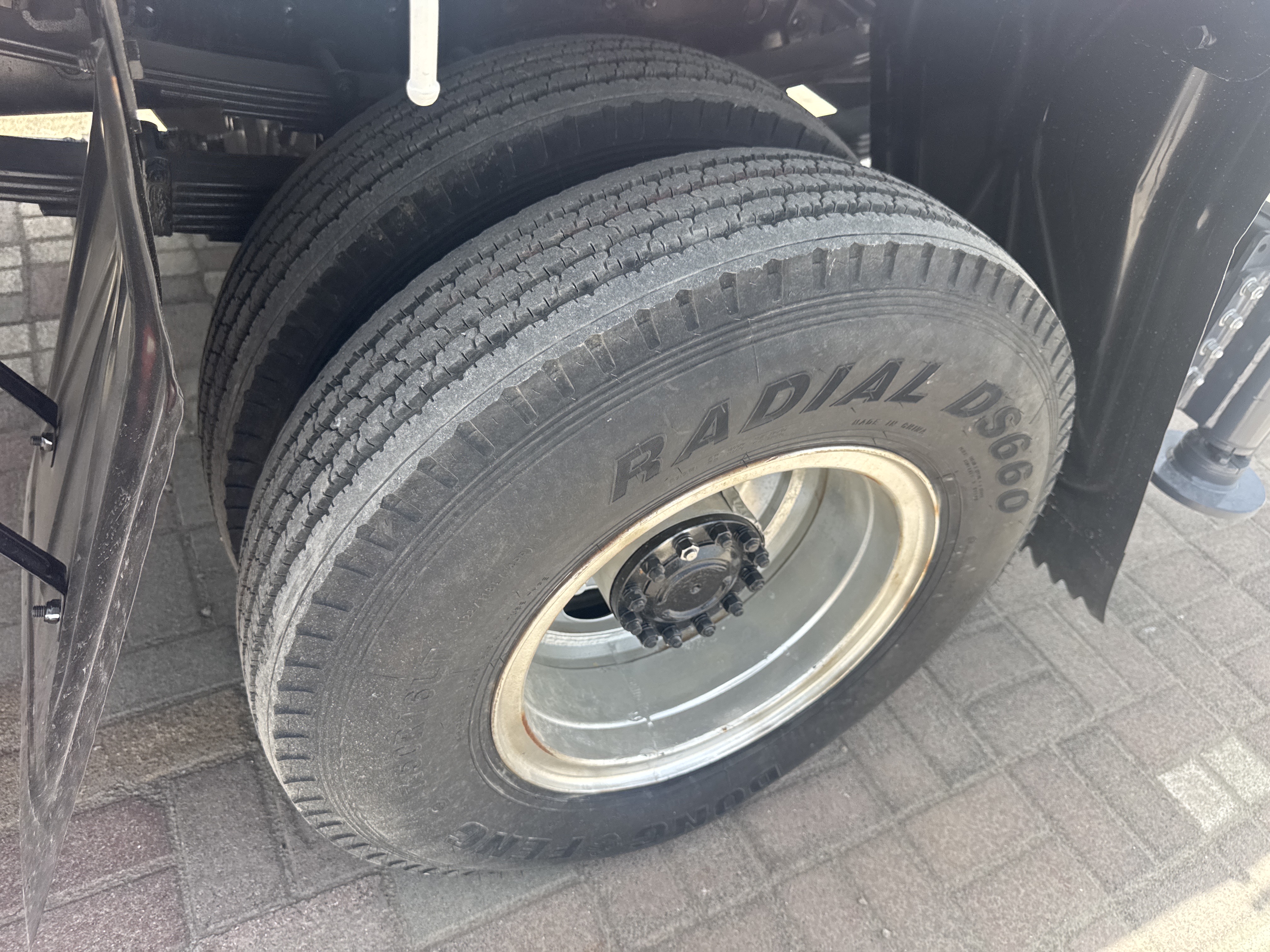 BTC-002-XCMG-SQS125-Boom-truck-cranes-inspection-Chassis-Left-rear-tire-/-wheel-hub---condition-1