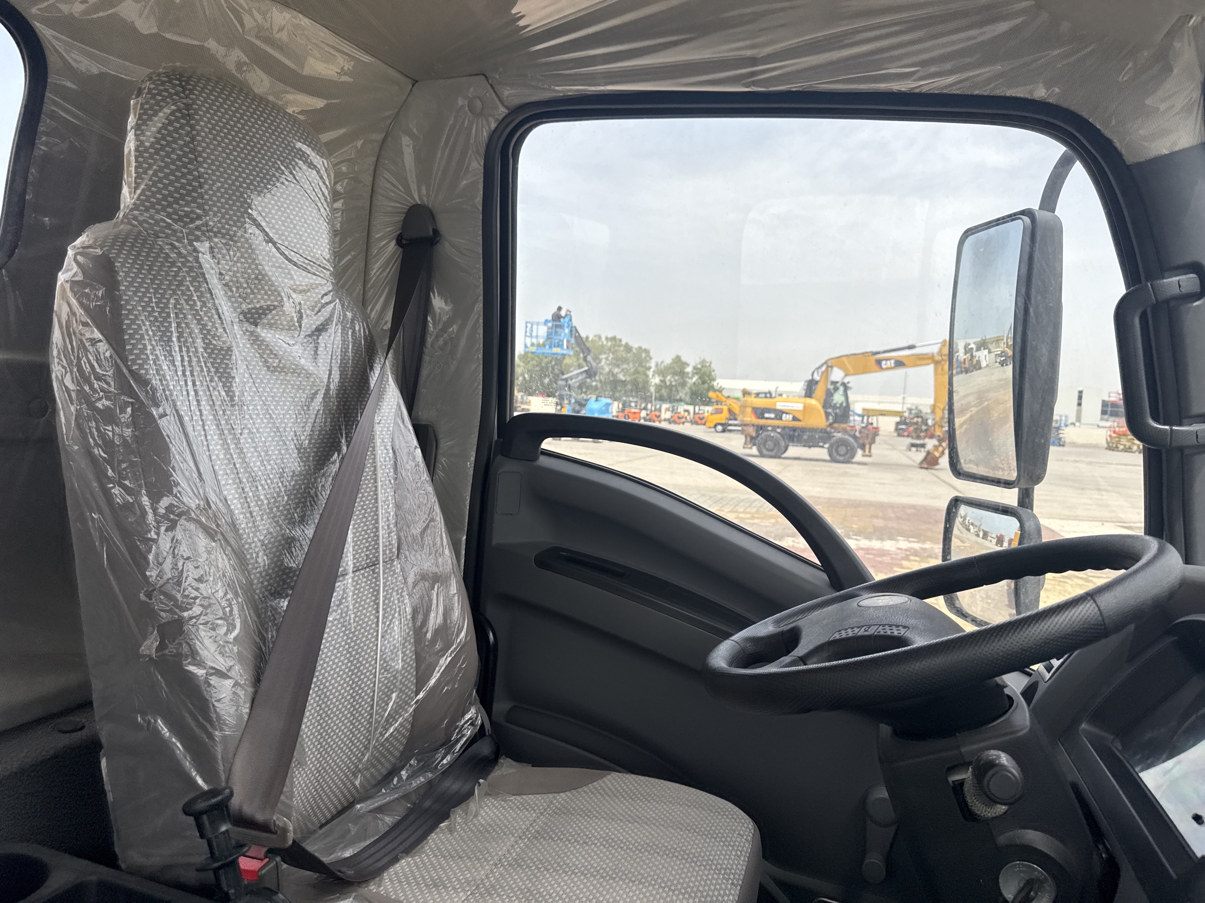 BTC-002-XCMG-SQS125-Boom-truck-cranes-inspection-Cabin-Seats/armrests-1