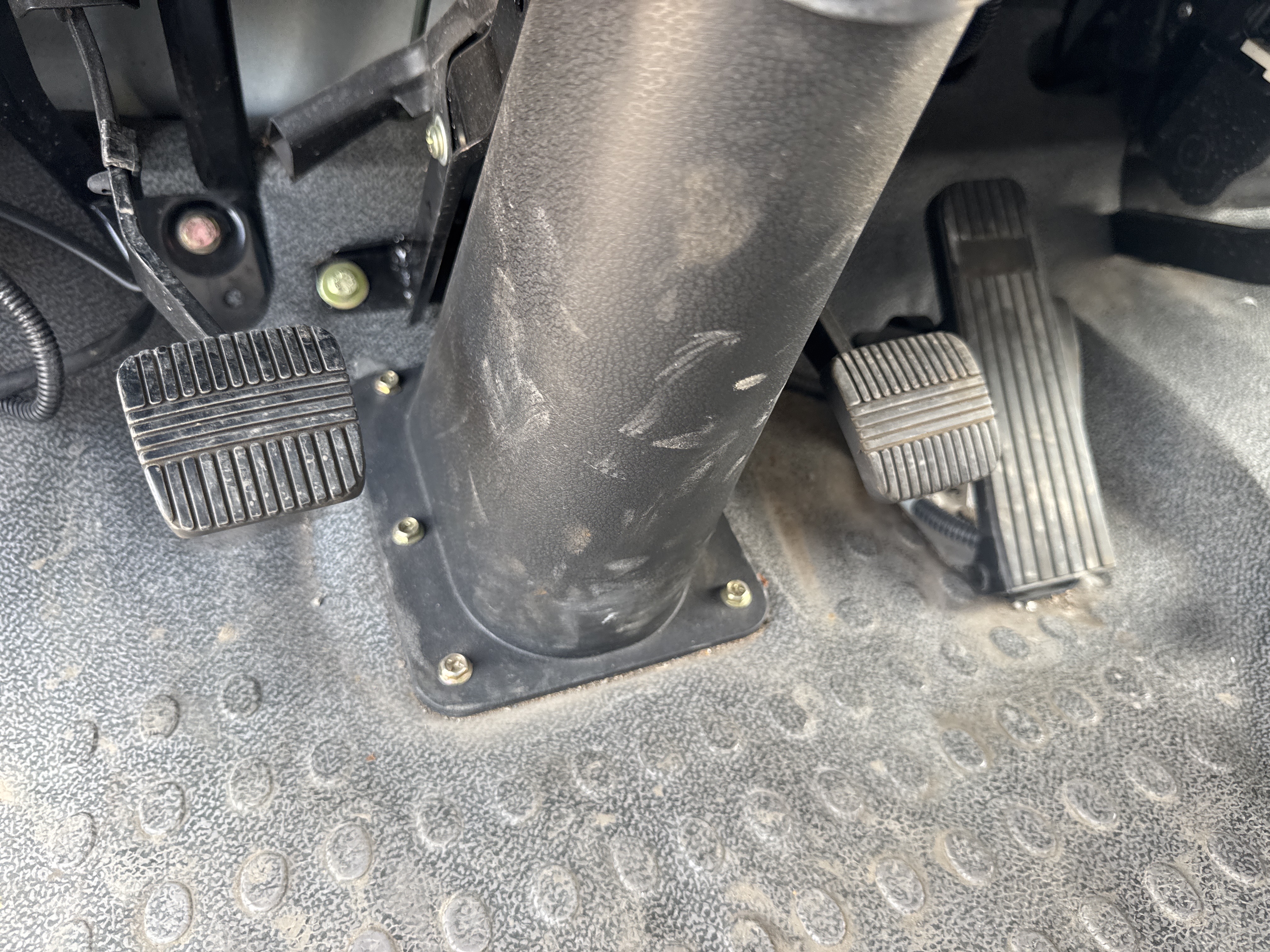 BTC-002-XCMG-SQS125-Boom-truck-cranes-inspection-Cabin-Pedals-1