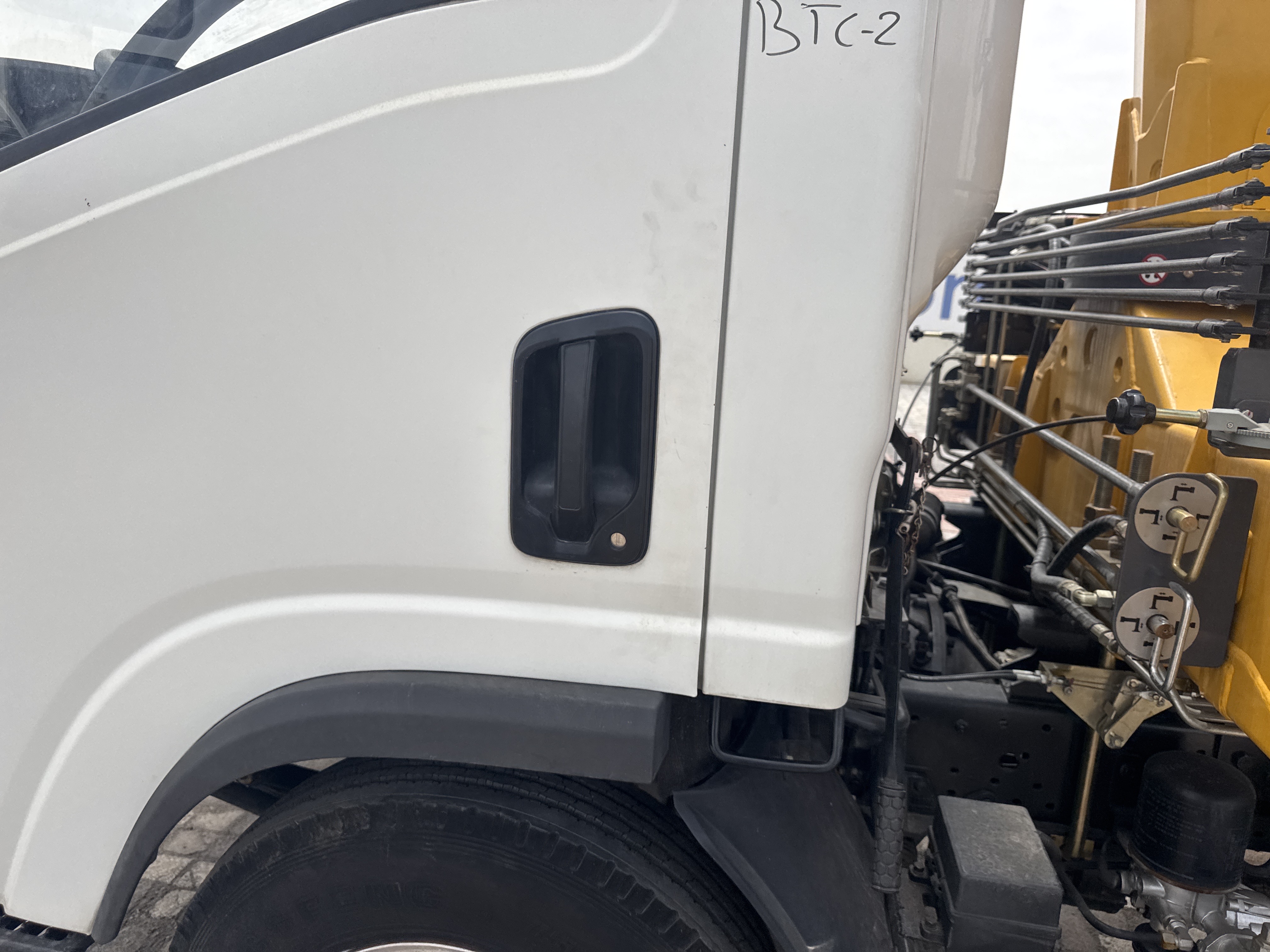 BTC-002-XCMG-SQS125-Boom-truck-cranes-inspection-Cabin-Door-handles-1