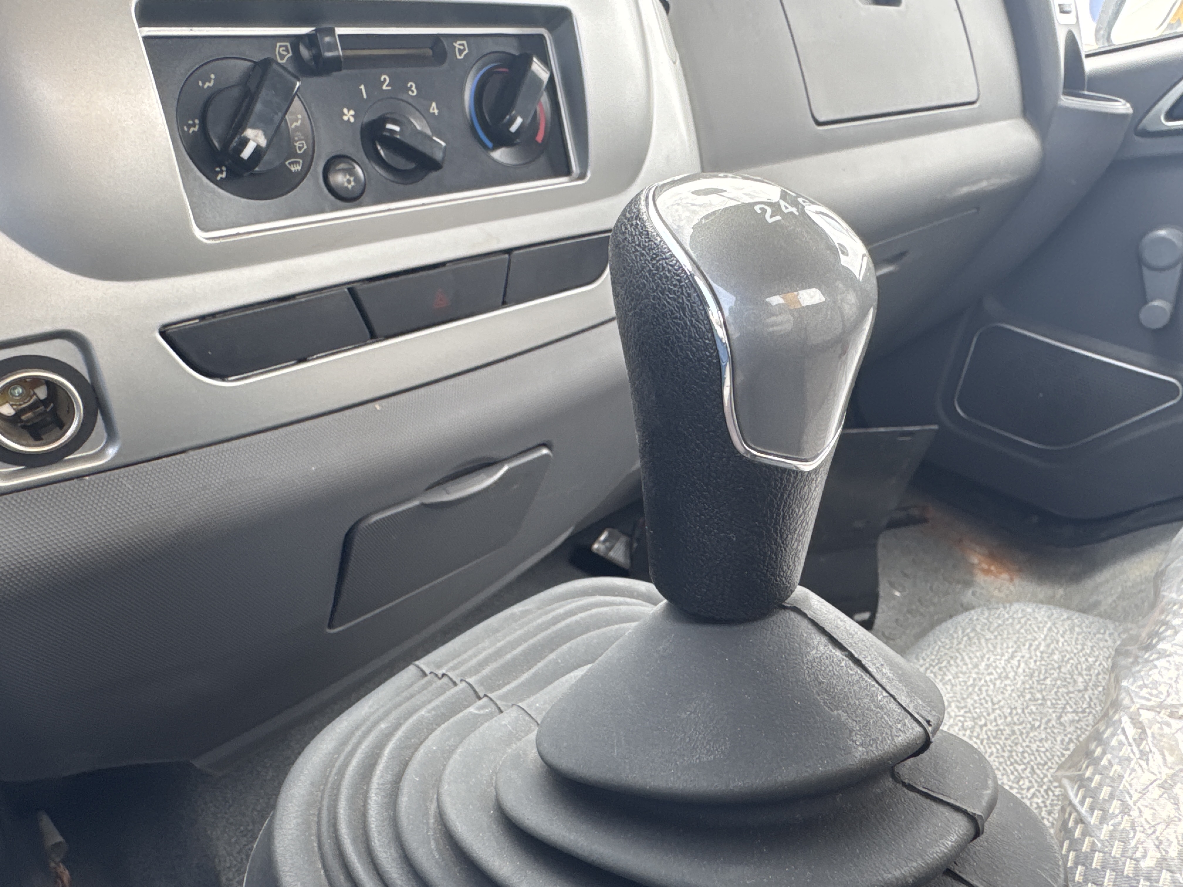 BTC-002-XCMG-SQS125-Boom-truck-cranes-inspection-Cabin-Gear-lever-1