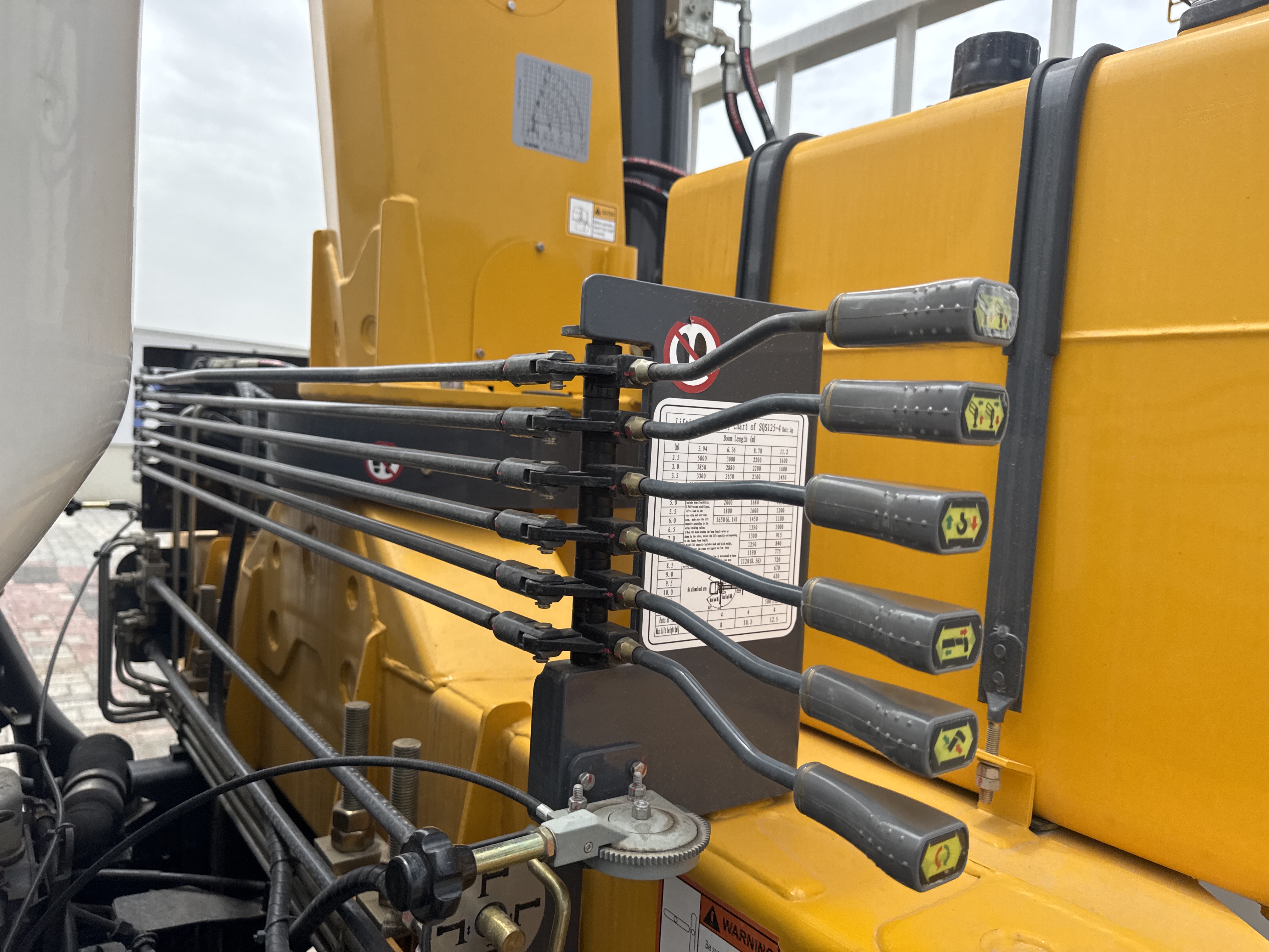 BTC-002-XCMG-SQS125-Boom-truck-cranes-inspection-Electronics-Ground-control-1