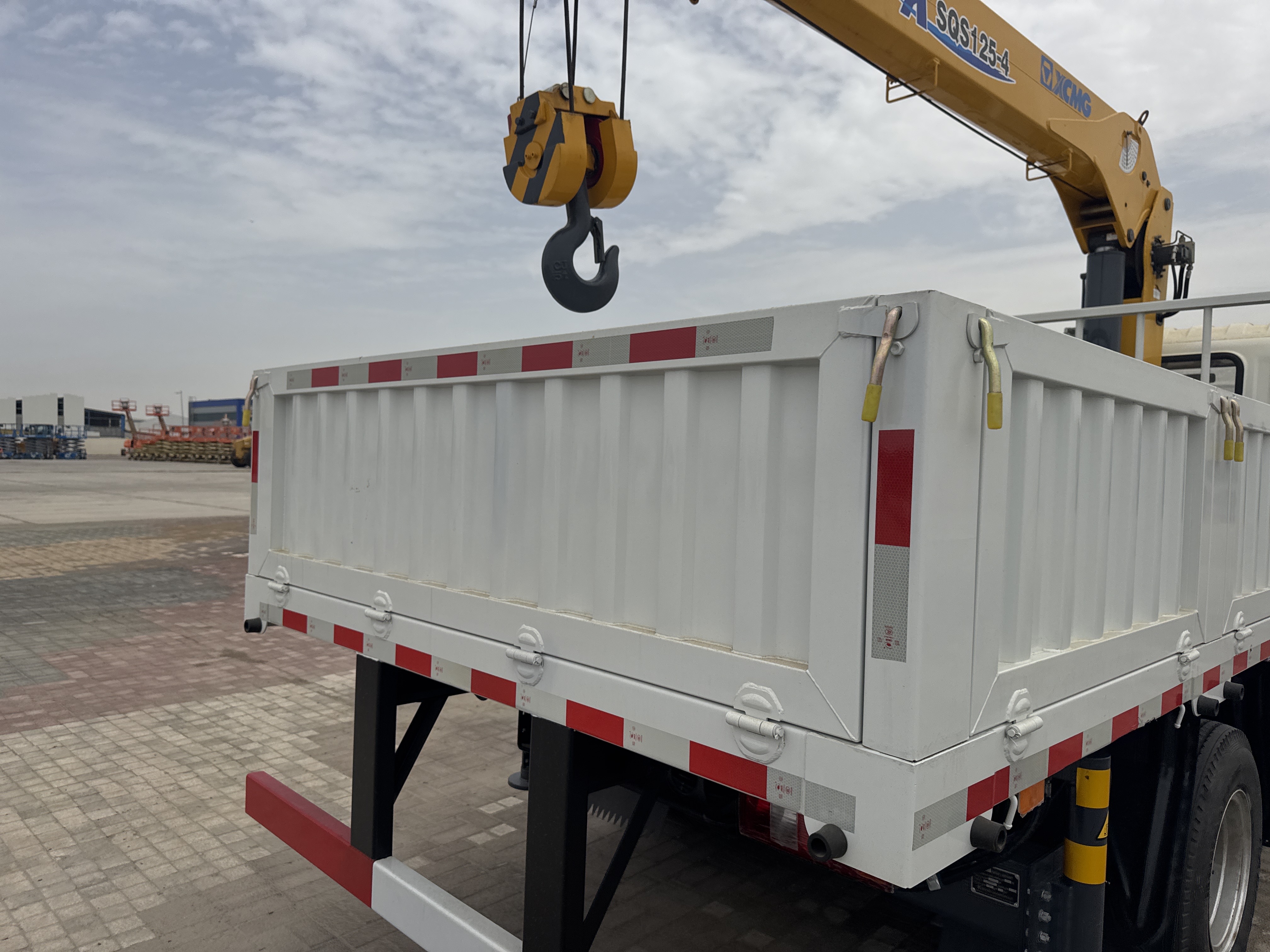 BTC-002-XCMG-SQS125-Boom-truck-cranes-inspection-Structure-Tailgate-1