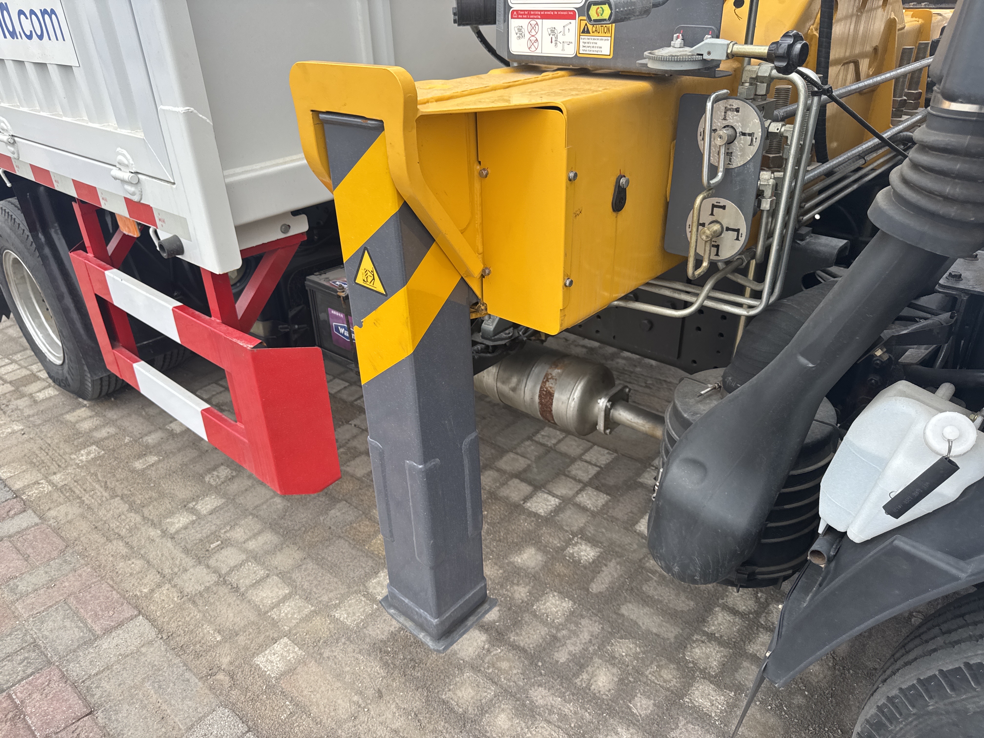 BTC-002-XCMG-SQS125-Boom-truck-cranes-inspection-Structure-Outriggers-1
