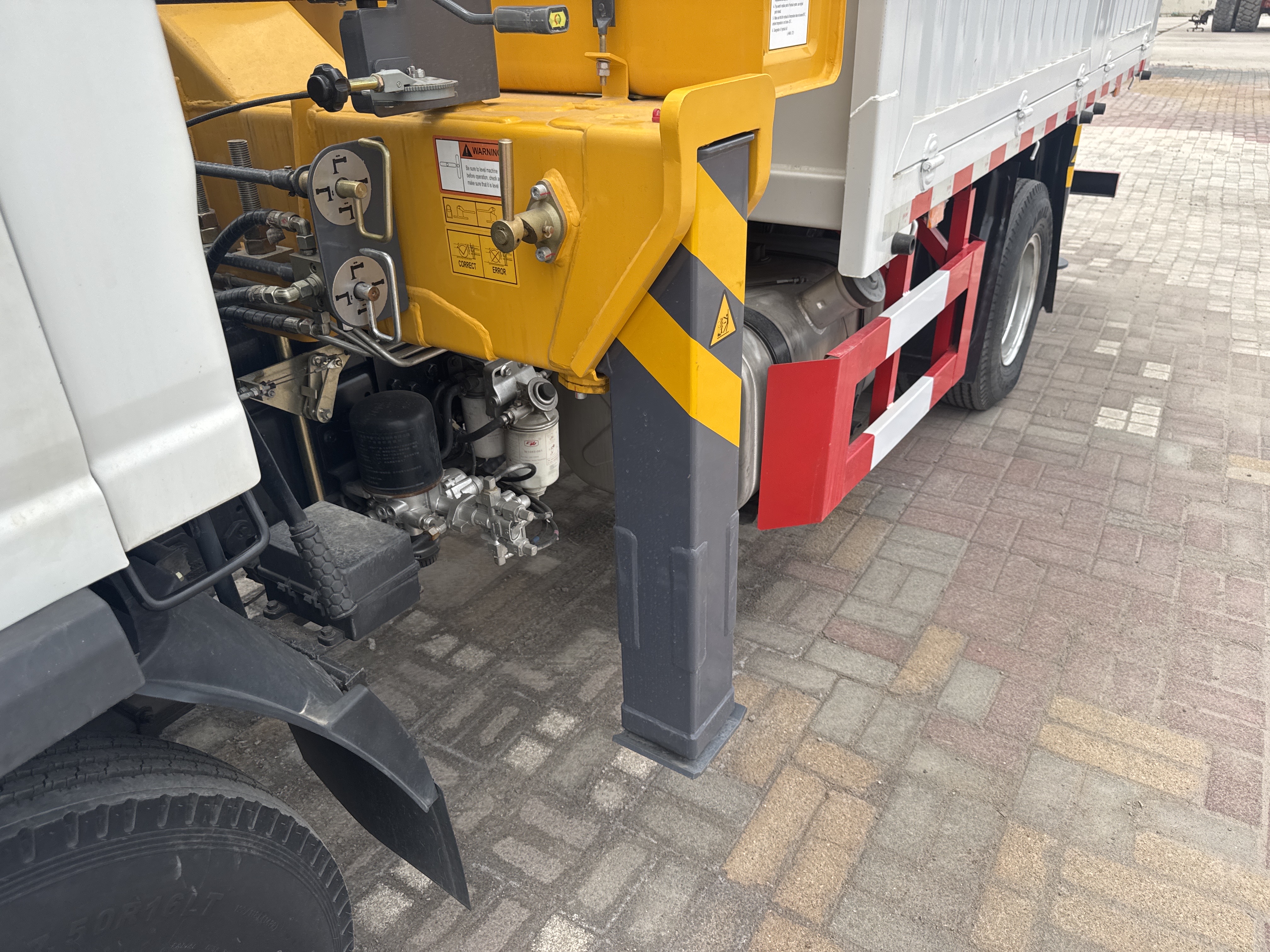 BTC-002-XCMG-SQS125-Boom-truck-cranes-inspection-Structure-Outriggers-1