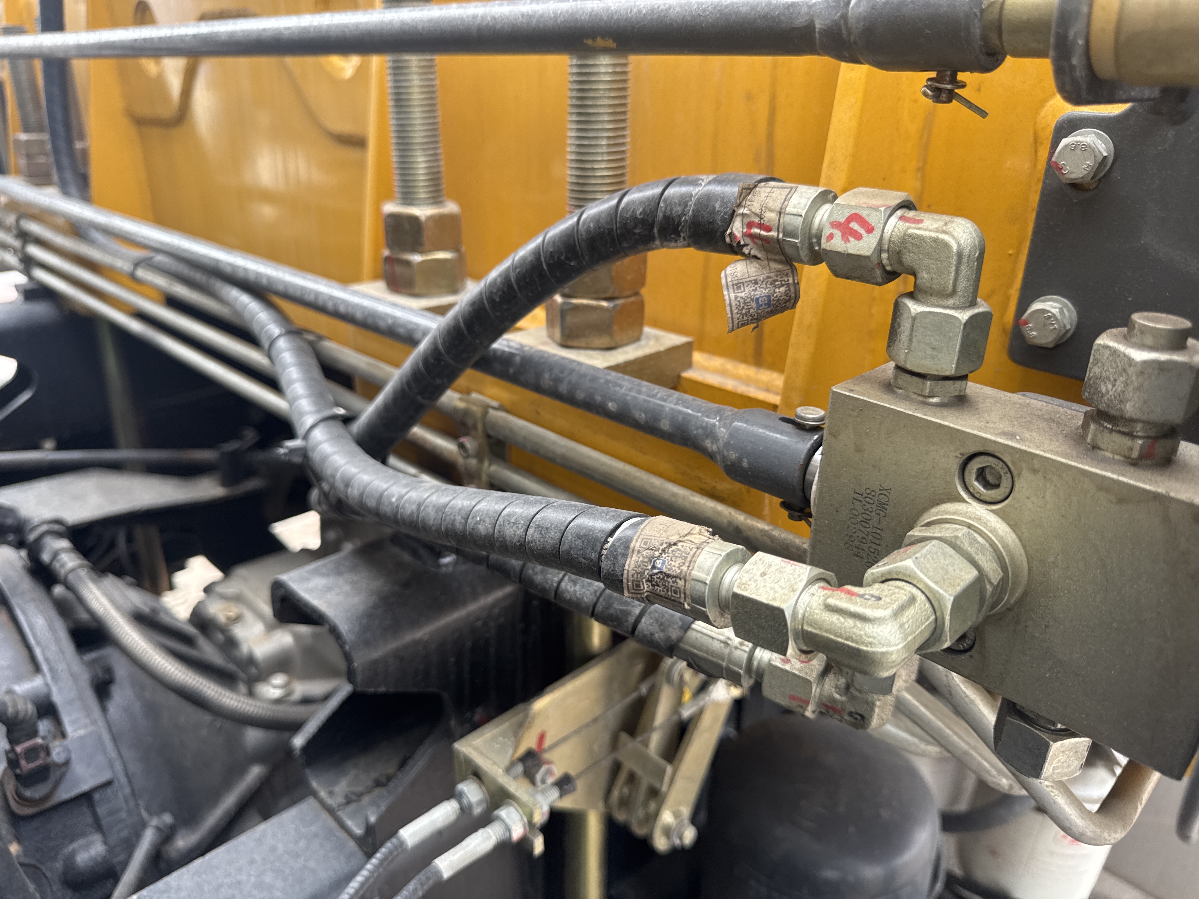 BTC-002-XCMG-SQS125-Boom-truck-cranes-inspection-Hydraulics-Hydraulic-hoses-and-lines-1