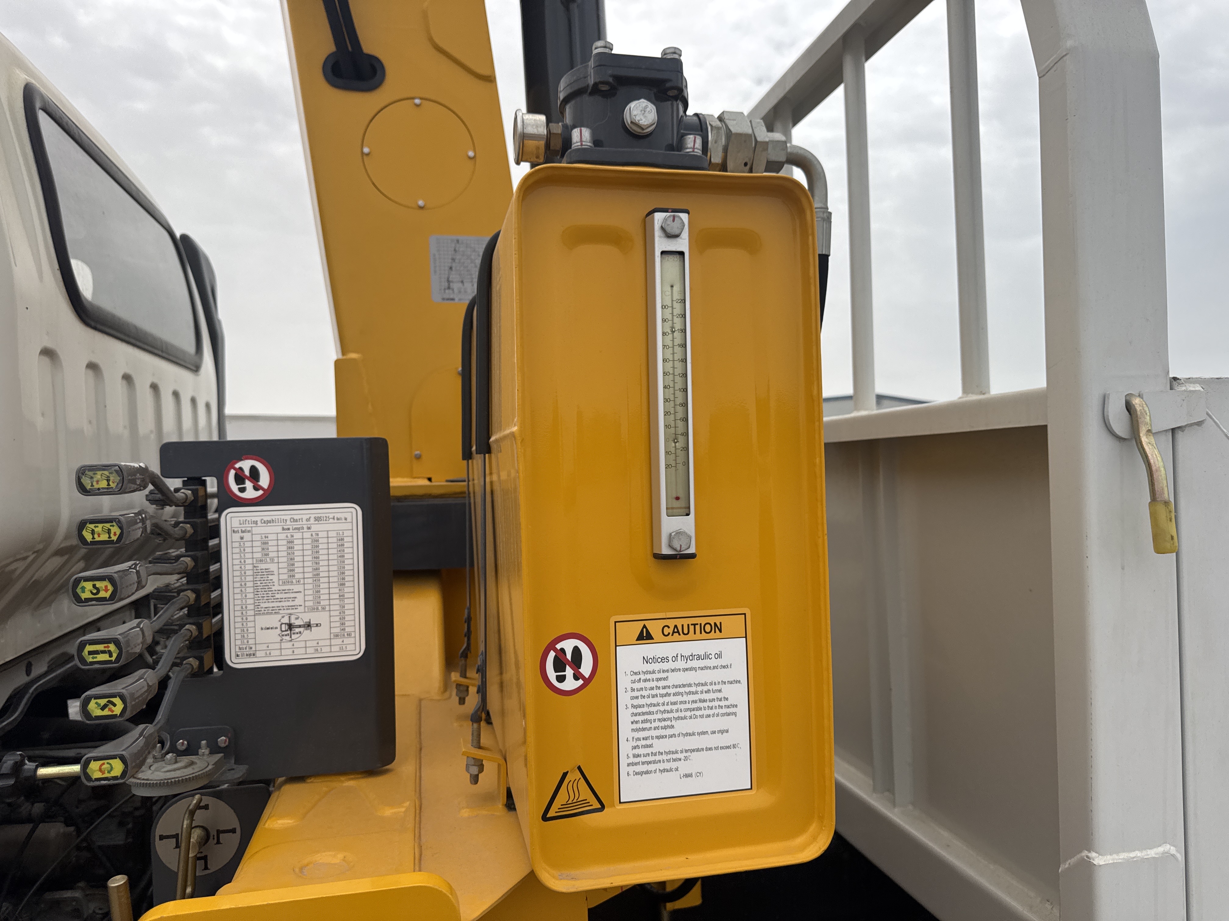 BTC-002-XCMG-SQS125-Boom-truck-cranes-inspection-Hydraulics-Hydraulic-Tank-1