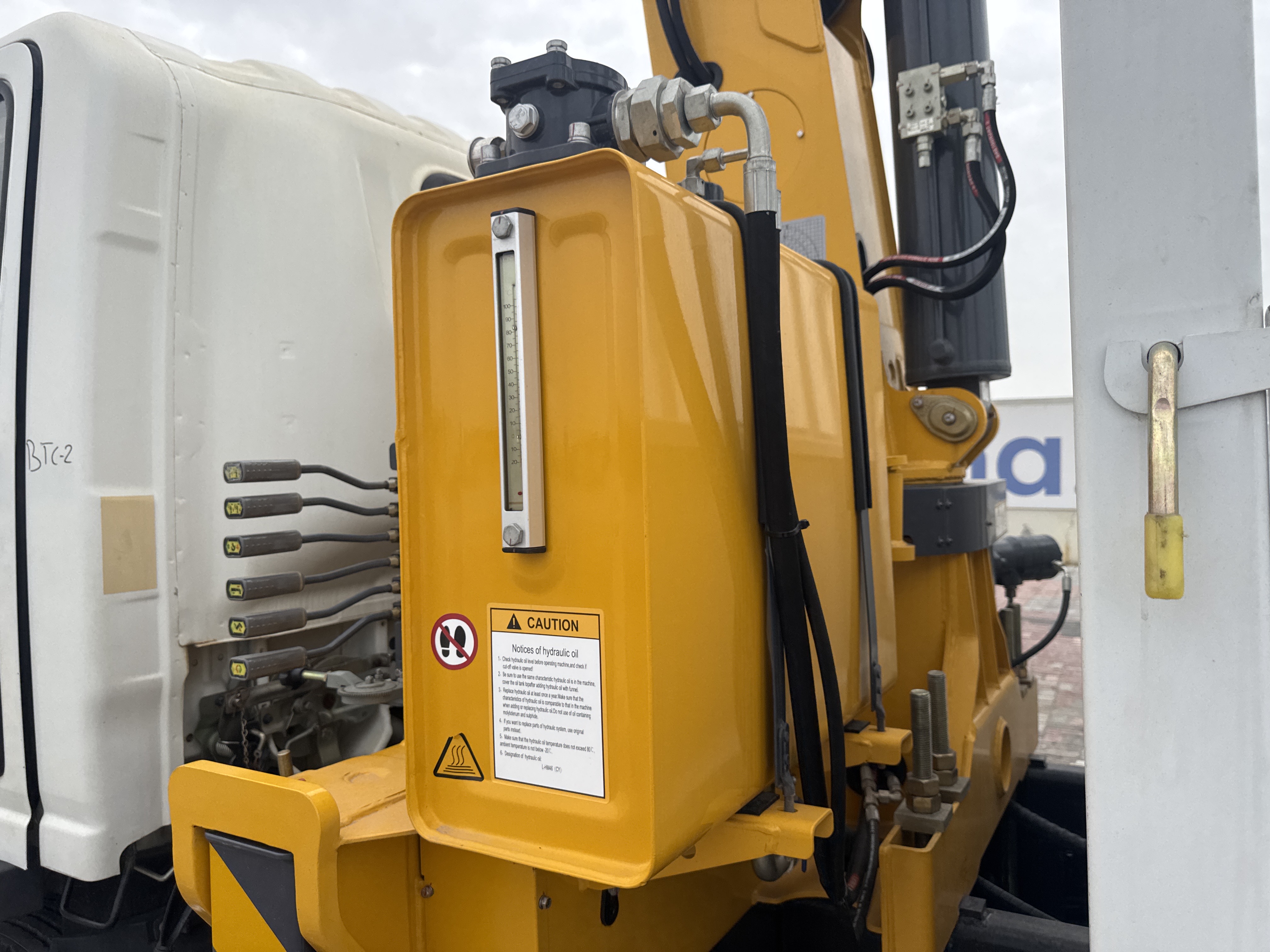 BTC-002-XCMG-SQS125-Boom-truck-cranes-inspection-Hydraulics-Hydraulic-Tank-1