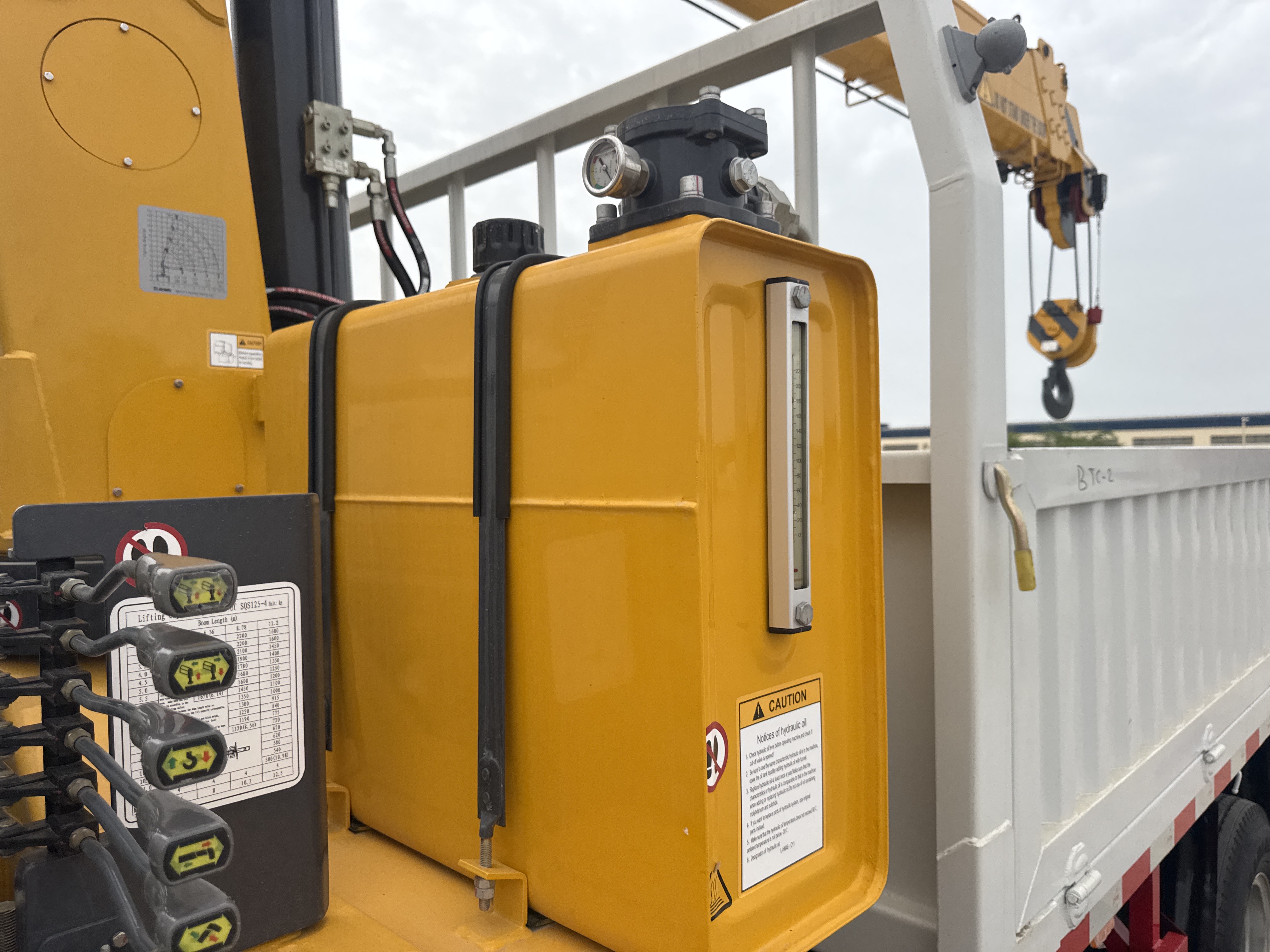 BTC-002-XCMG-SQS125-Boom-truck-cranes-inspection-Hydraulics-Hydraulic-Tank-1
