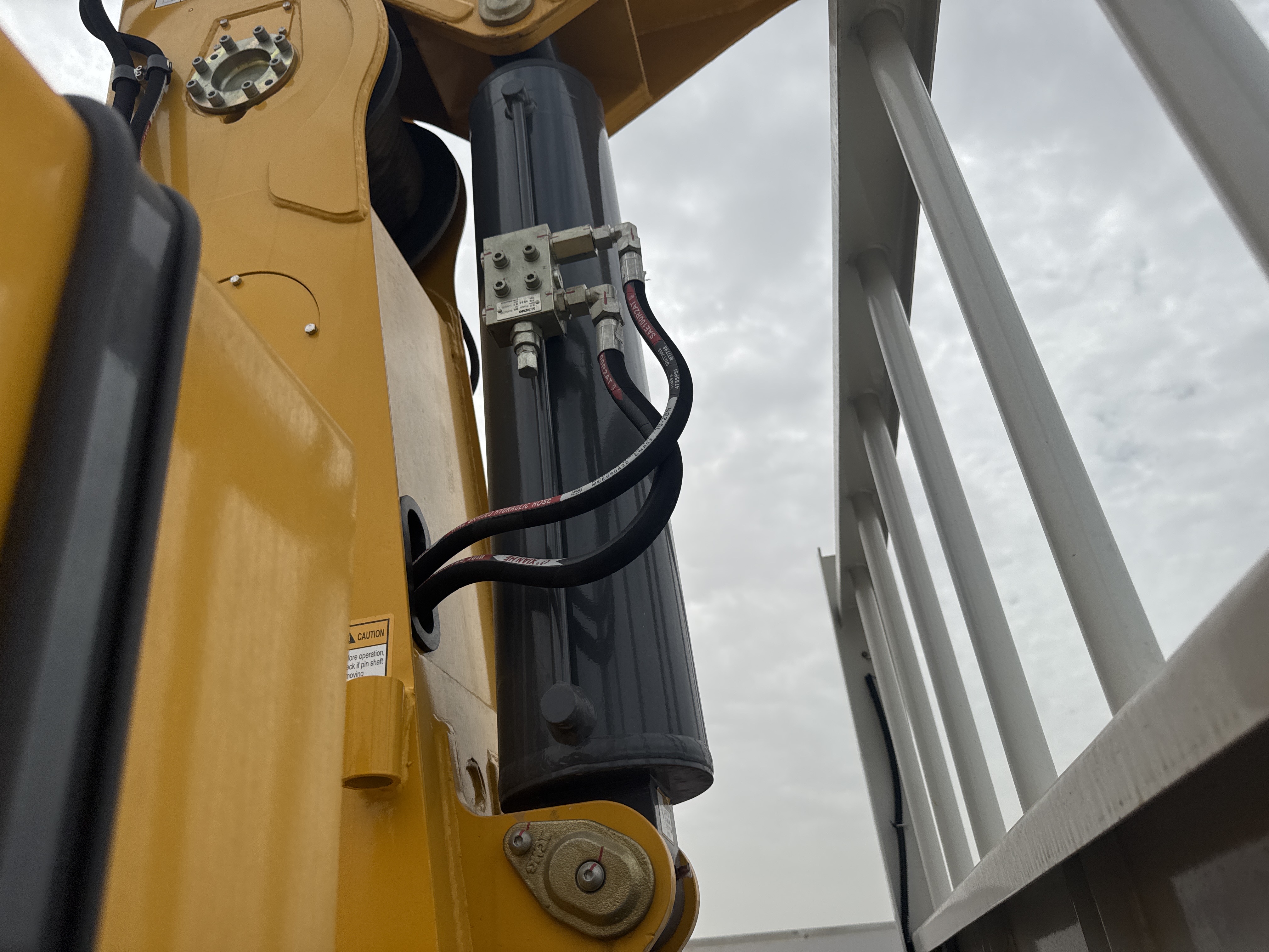 BTC-002-XCMG-SQS125-Boom-truck-cranes-inspection-Hydraulics-Boom-lift-cylinder-1
